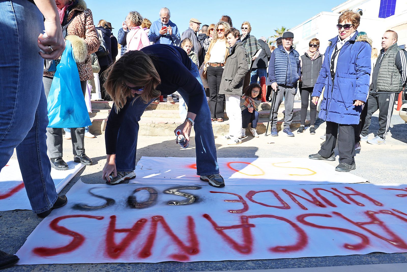 Fotografías de la concentración de los vecinos de Matalascañas tras los destrozos del paseo marítimo