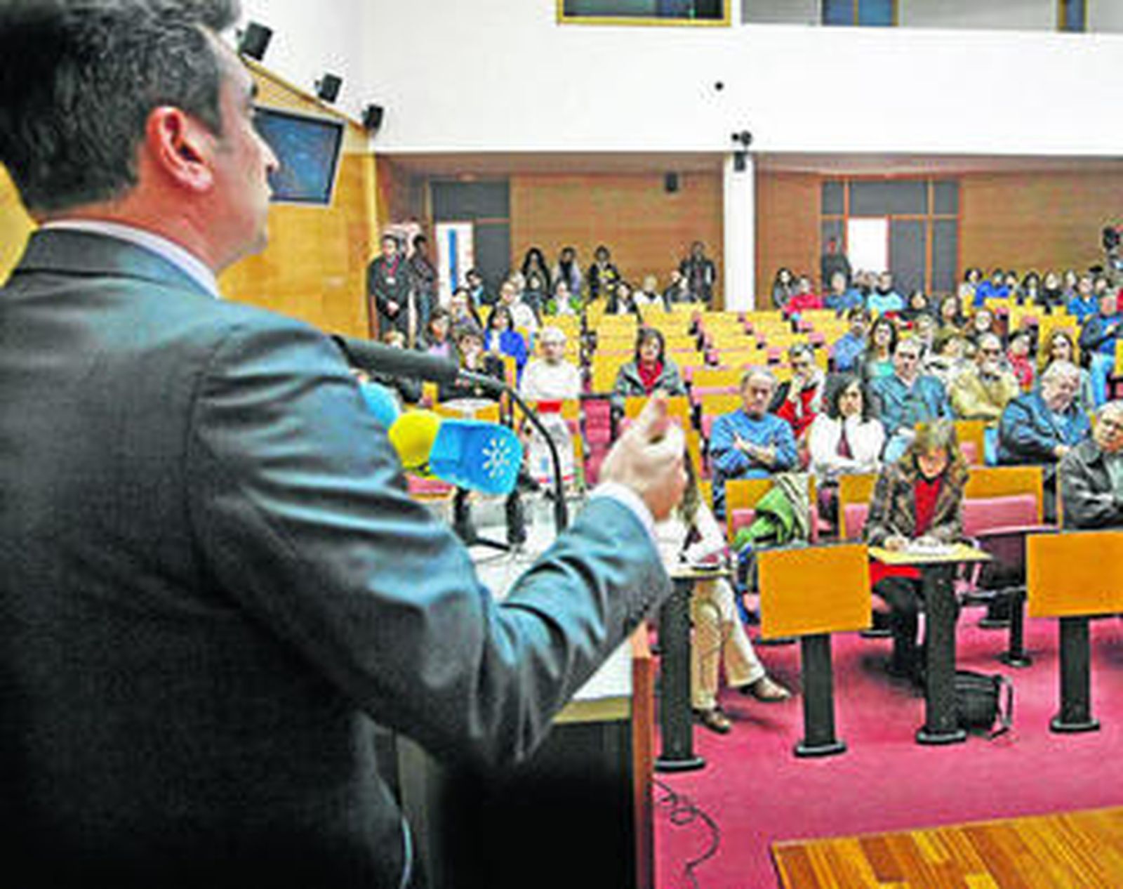 Un aspecto del salón de actos del campus de Jerez durante la intervención del rector.