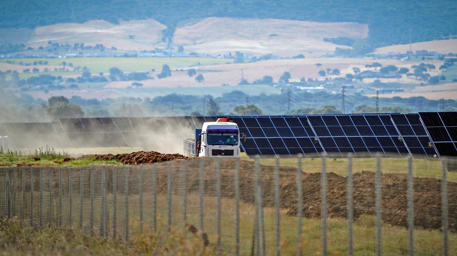 Una planta fotovoltaica en construcción en la carretera que une Jerez con San José del Valle.