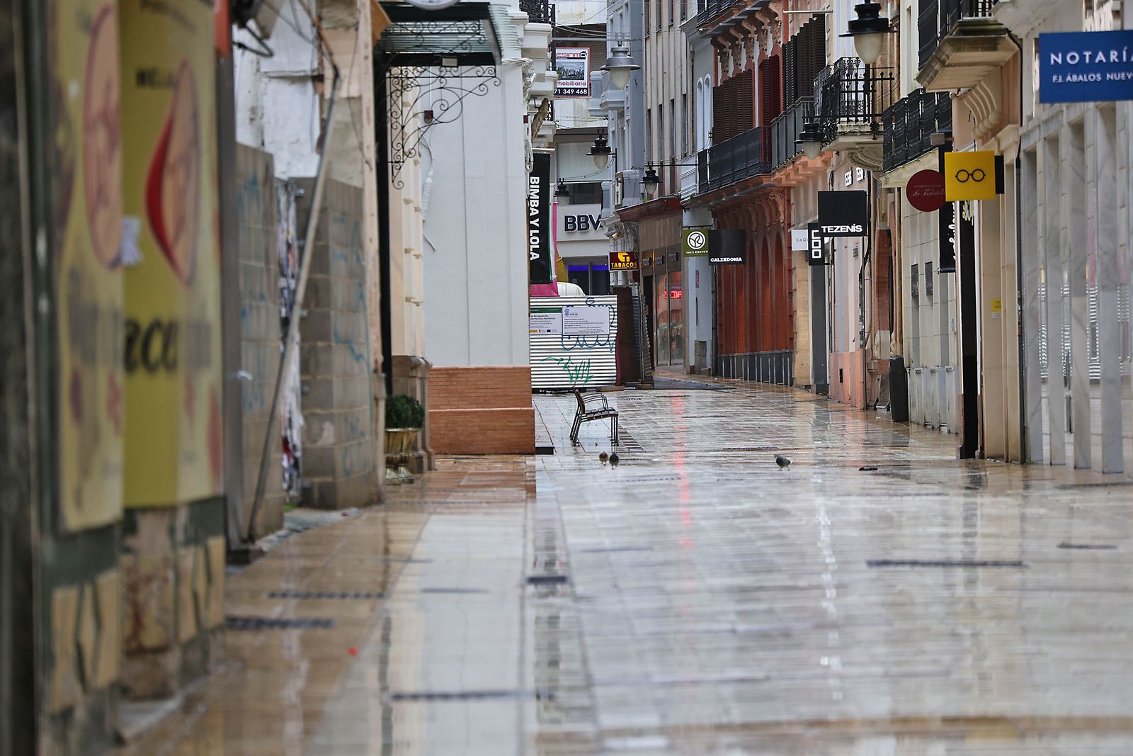 Intensas lluvias y calles desiertas en Huelva por la borrasca Marta