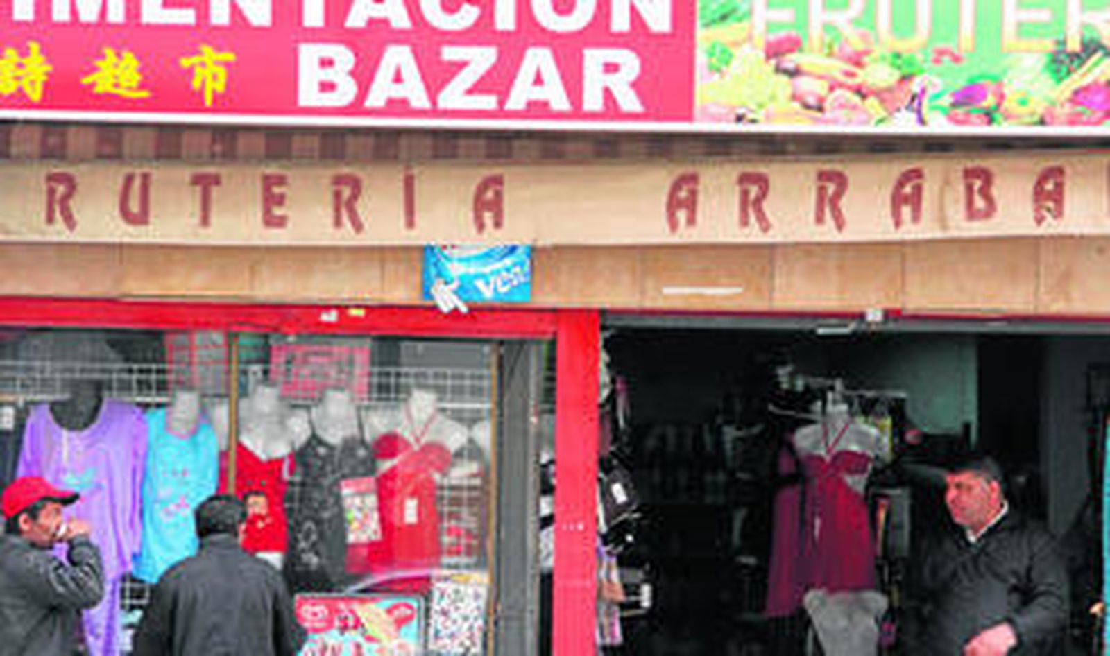 Lo que antaño fue la frutería Arrabal, en la calle Horacio Lengo, ahora es un bazar chino. A ver a cómo tienen los mangos.