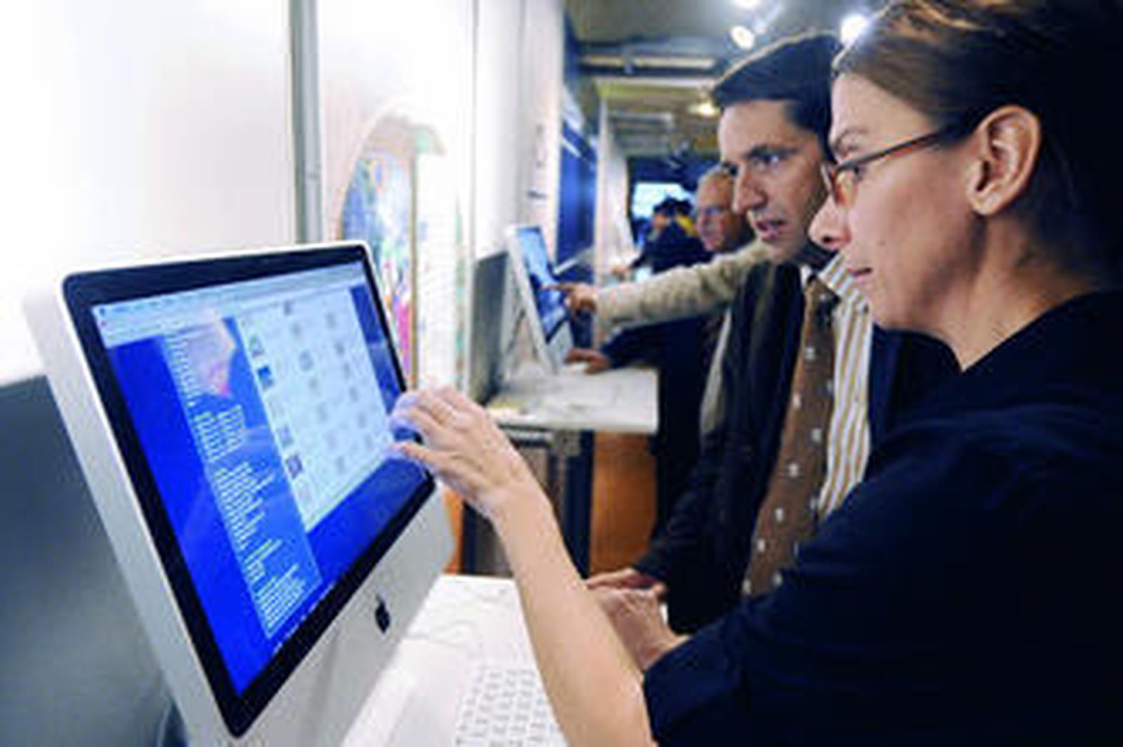 Dos espectadores visitan el portal durante su presentación en la sede de la Unesco.