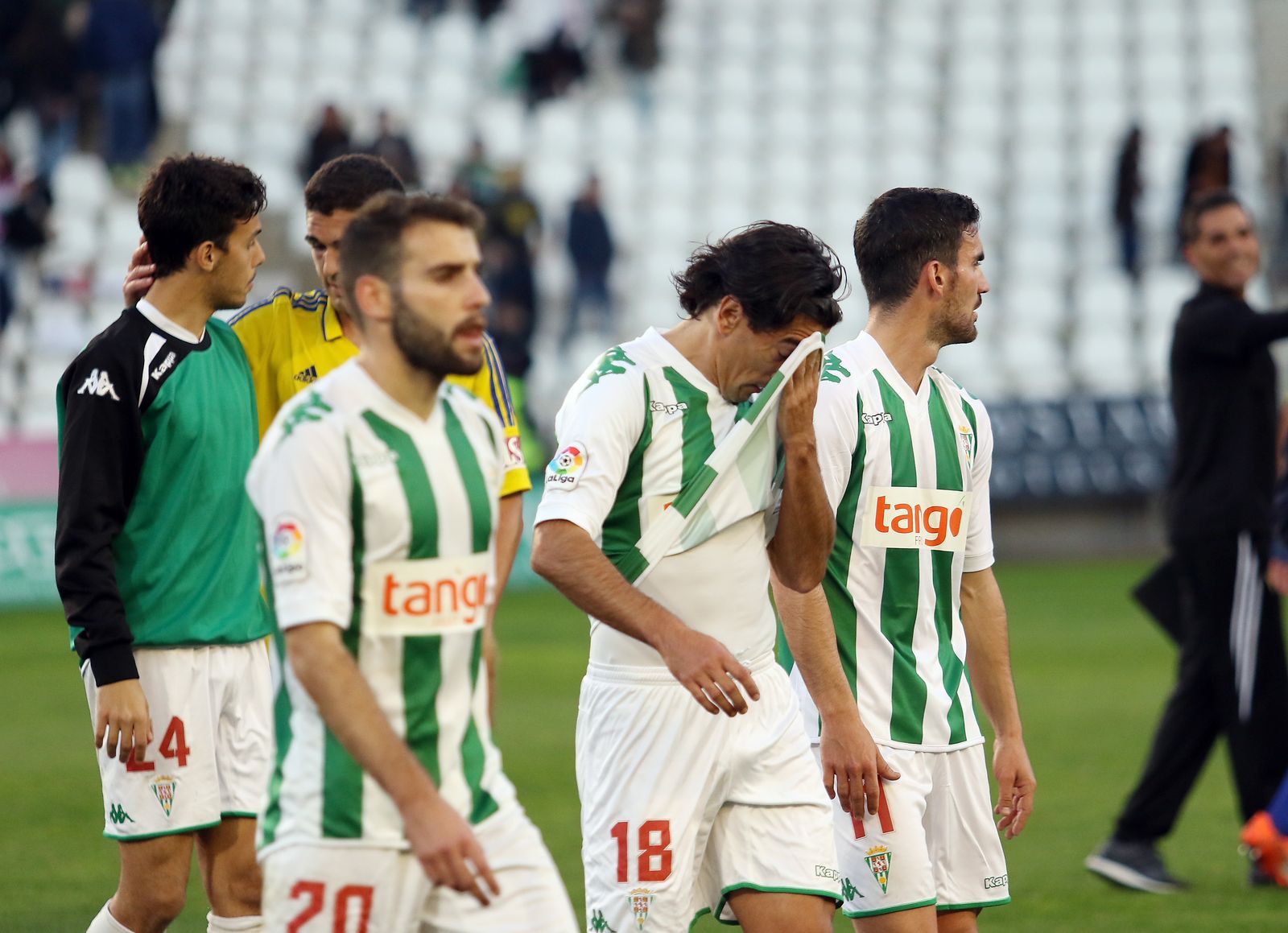 Antoñito, Pedro Ríos y Alfaro se retiran abatidos tras el choque ante el Cádiz, con Borja Domínguez al fondo hablando con Garrido.