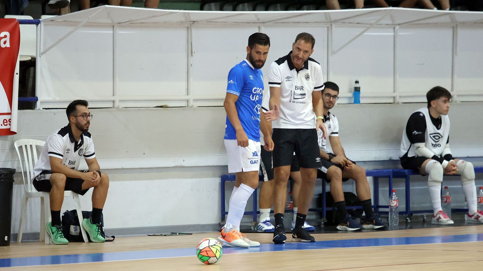 Isco da instrucciones a sus jugadores en un partido en el Ruiz-Mateos.