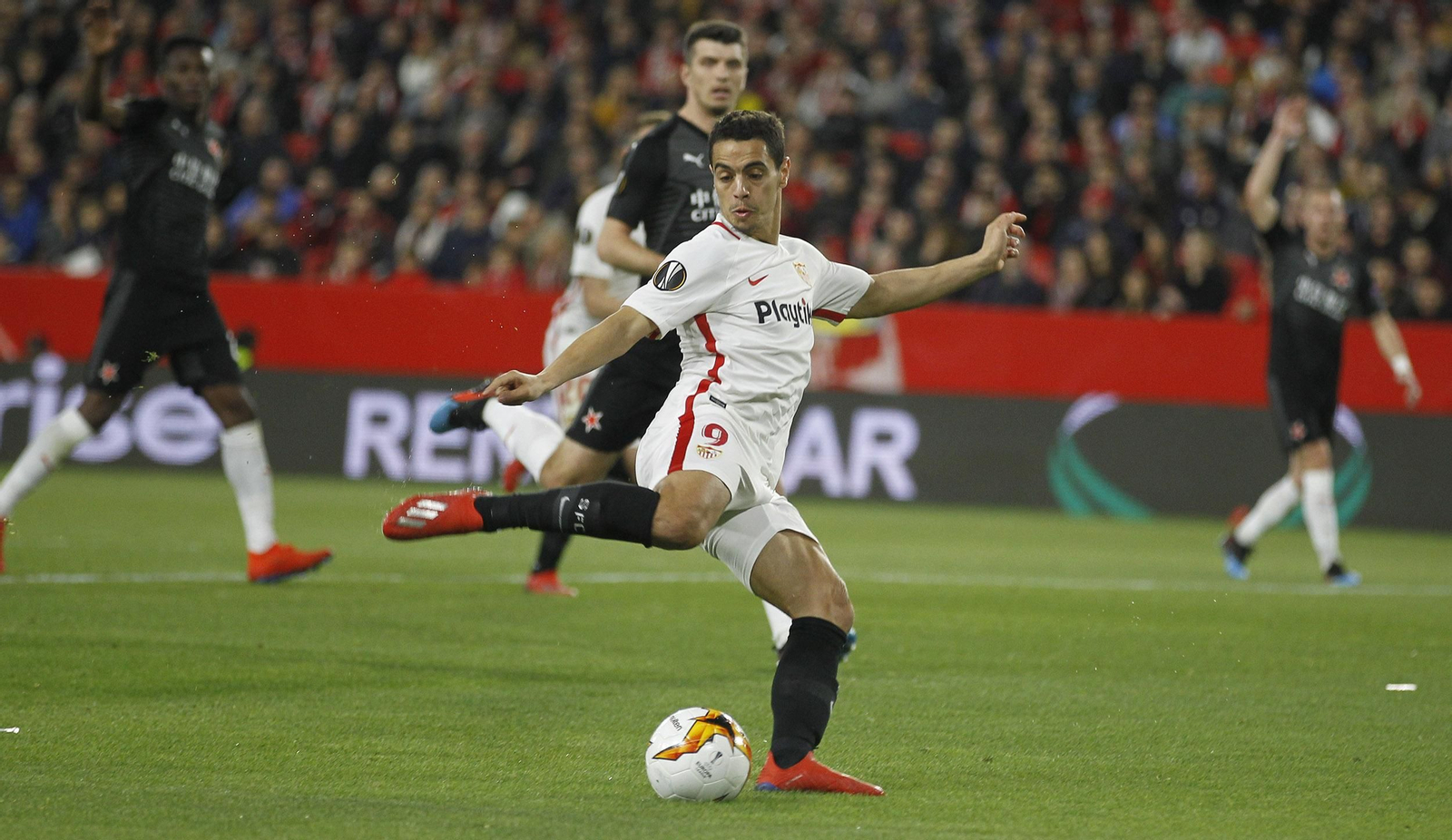 Ben Yedder, que volvió a marcar ante el Slavia, chuta a portería