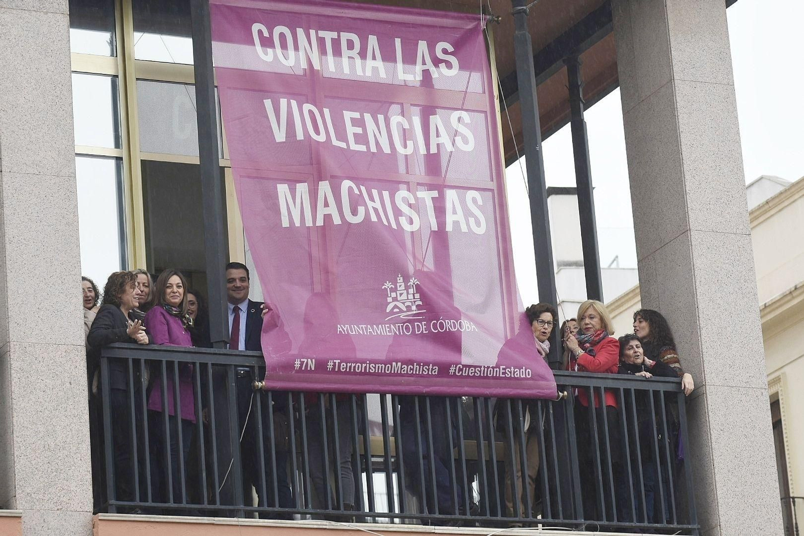 Izado de la bandera contra la violencia de género en el Ayuntamiento.