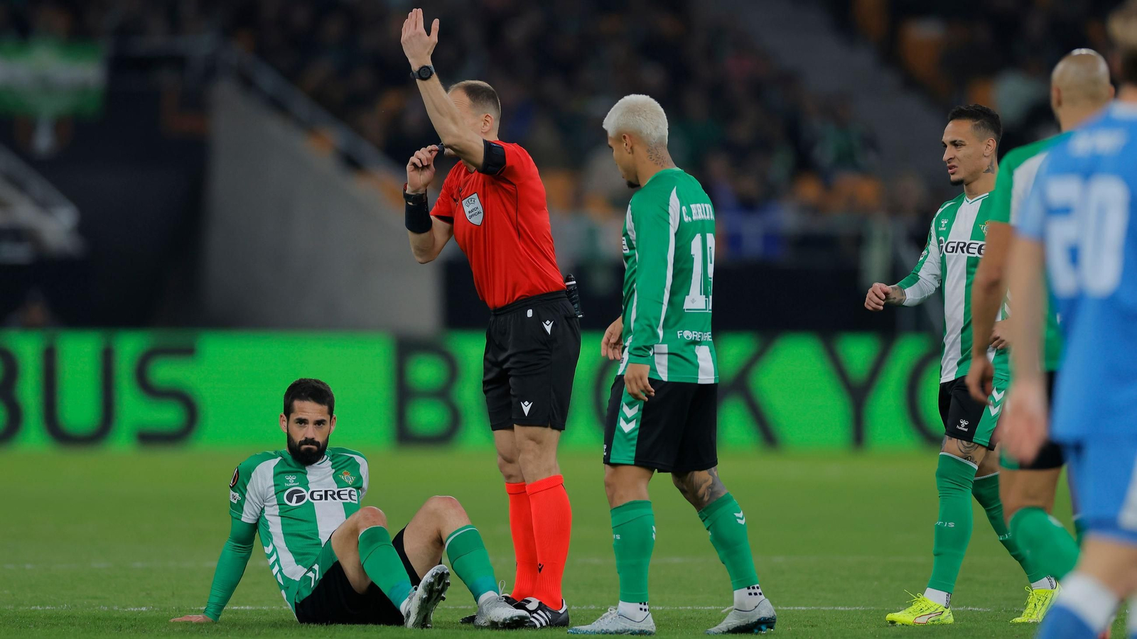 Isco, en el suelo lesionado.
