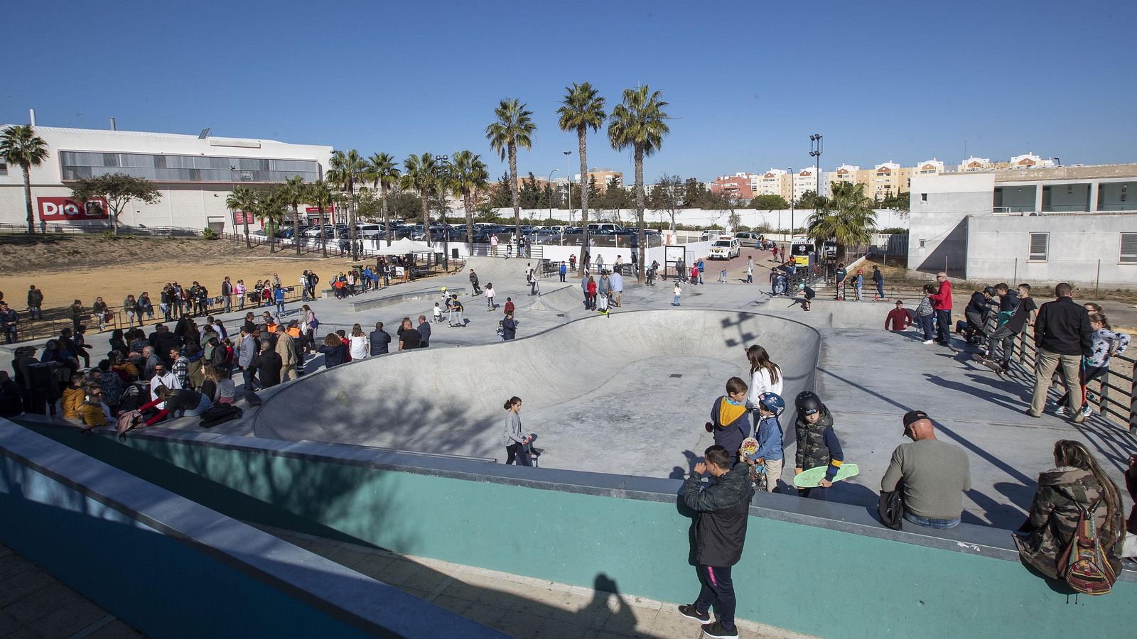 Numerosas personas disfrutan de la jornada de actividades en el skate park de Camposoto.