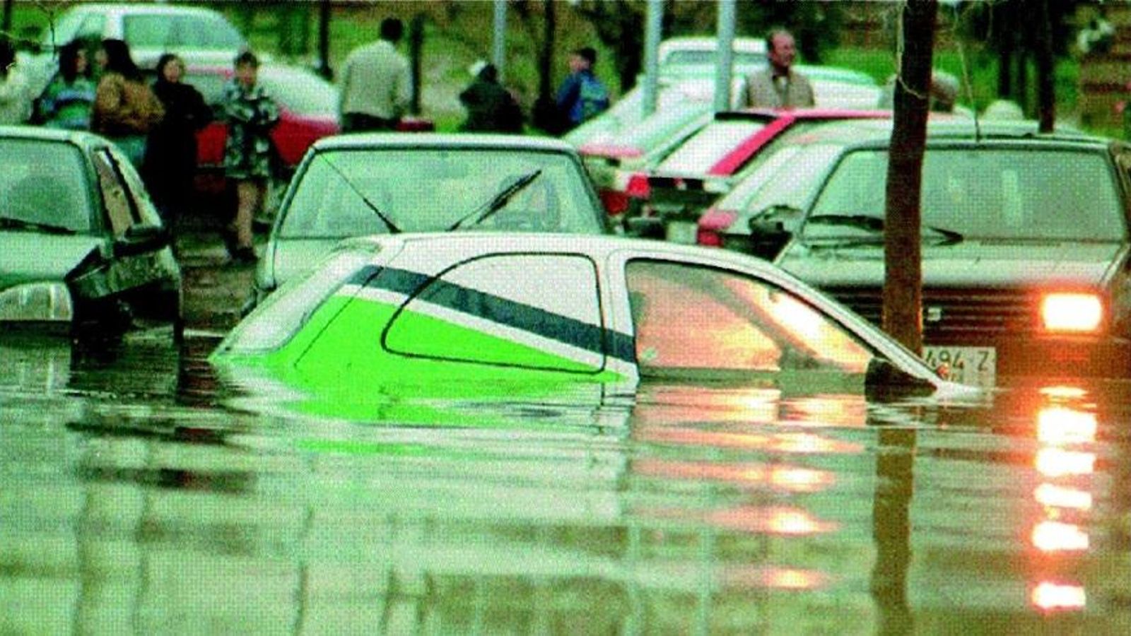 Coches inundados en la zona de Las Delicias