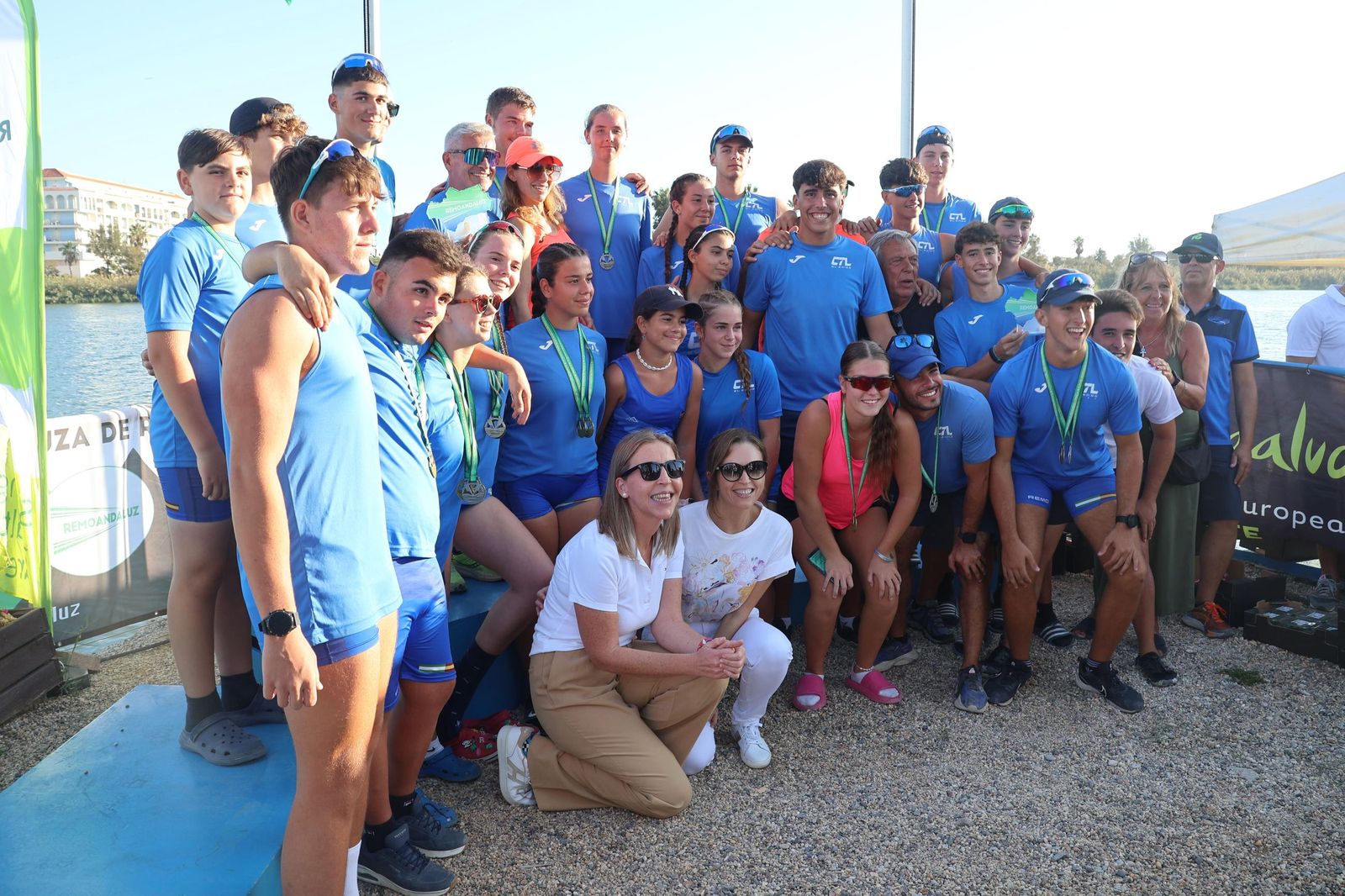 La concejal de Deportes de El Ejido posa junto a los componentes del Club de Remo Tiempo Libre.