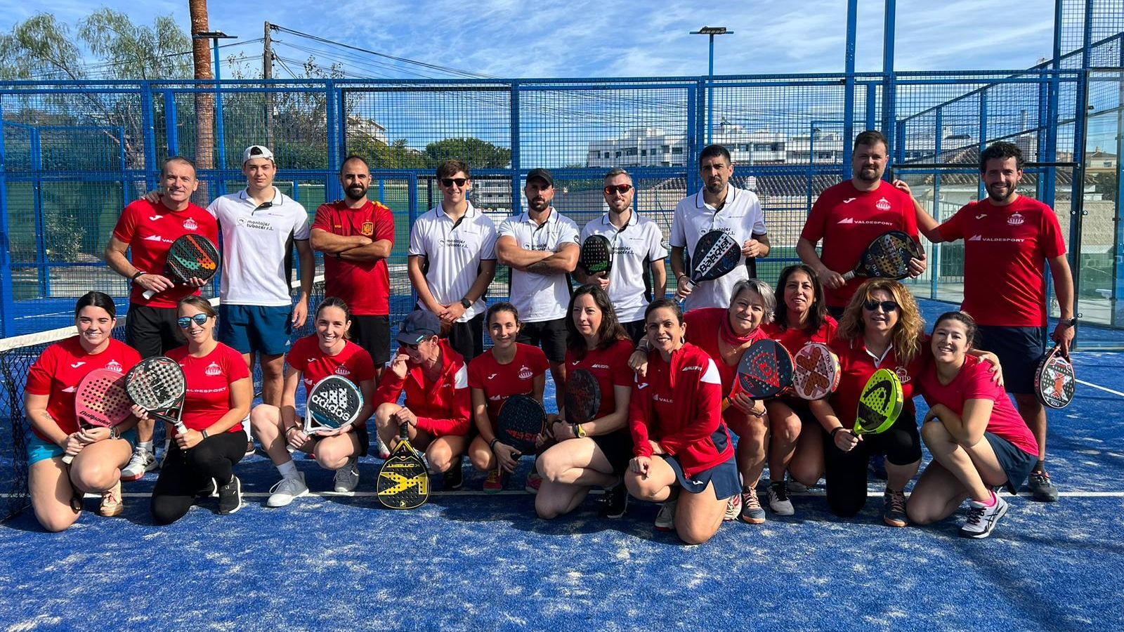 Algunos de los deportistas que forman parte de los equipos de pádel.