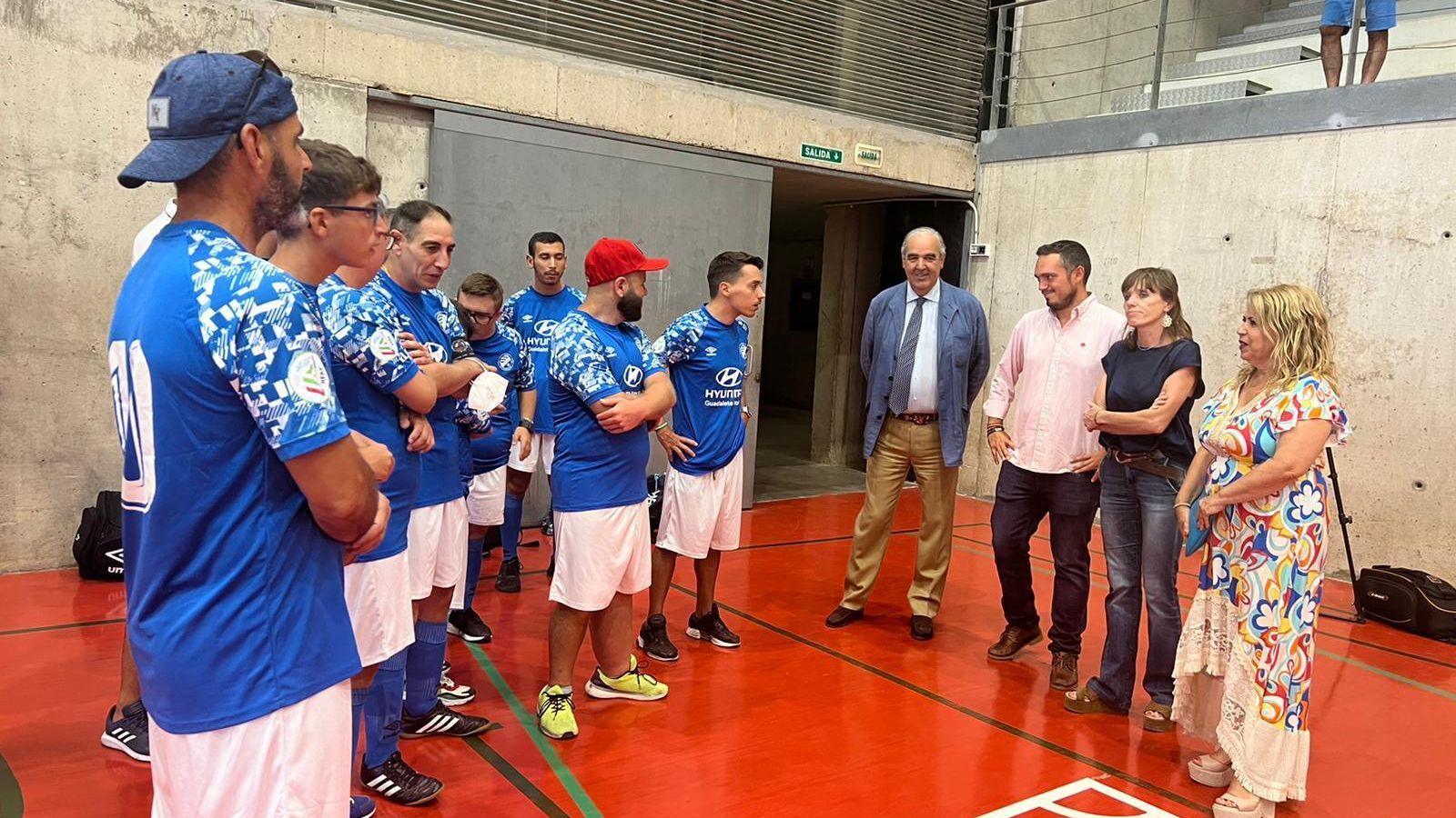 Los rectores municipales, junto a Ignacio de la Calle y los jugadores del Genuine.