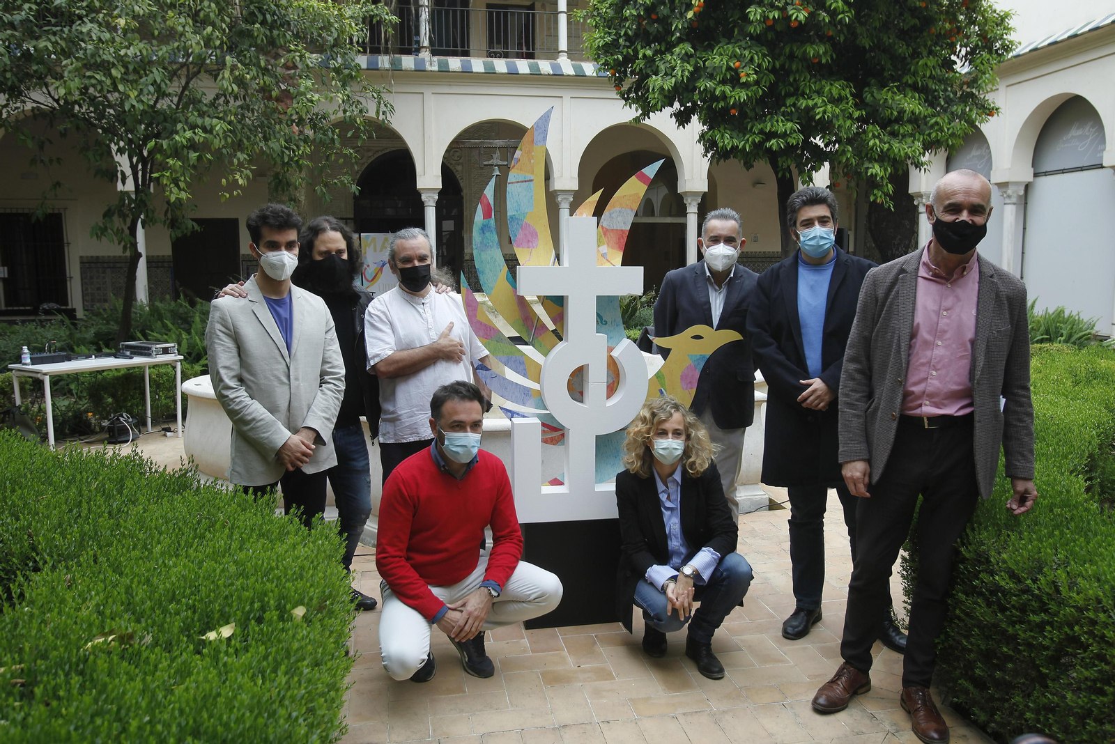 Los músicos que actuarán en Santa Clara, junto a Fahmi Alqhai, director del Femás, y Antonio Muñoz e Isabel Ojeda, del Ayuntamiento de Sevilla.