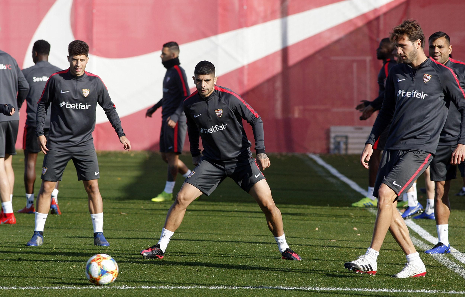 Franco Vázquez golpea el balón en presencia de Banega y Mena.