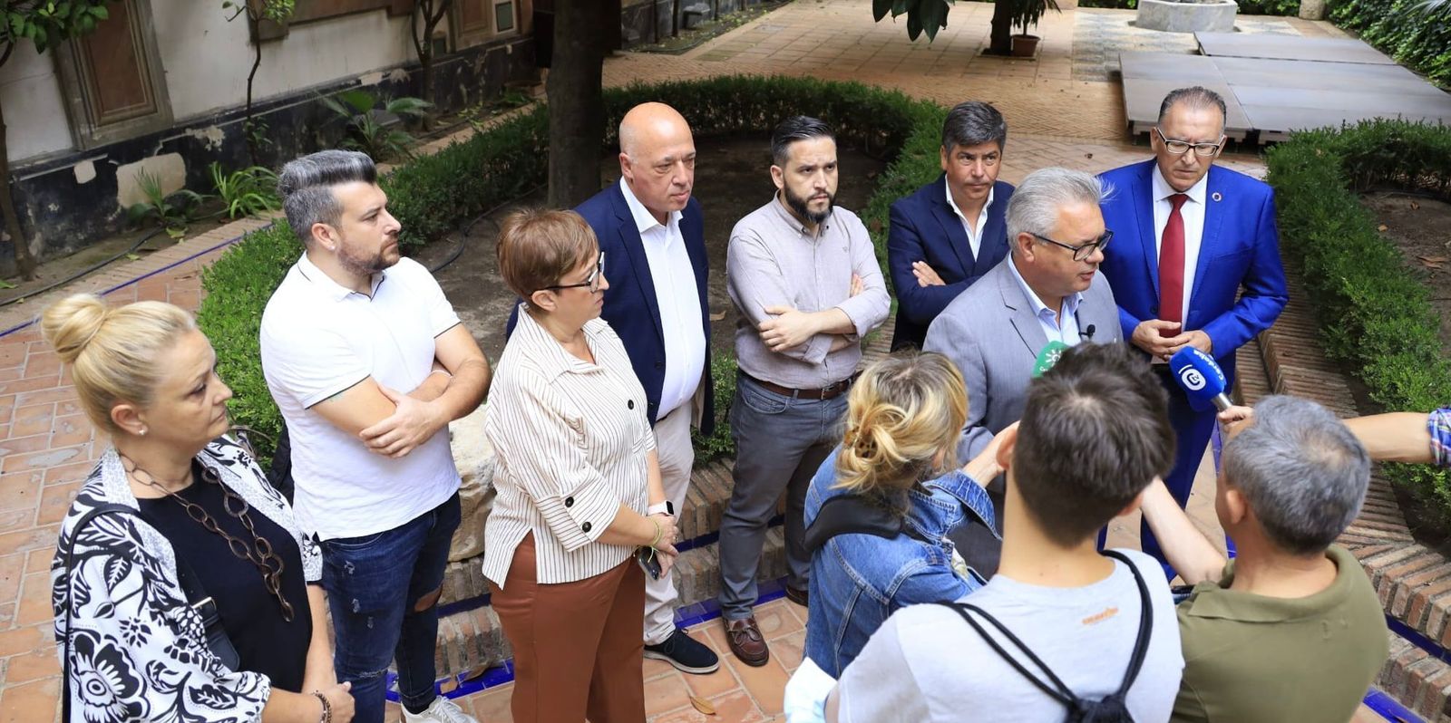 Morales junto a otros alcaldes del PSOE antes del inicio del Pleno.