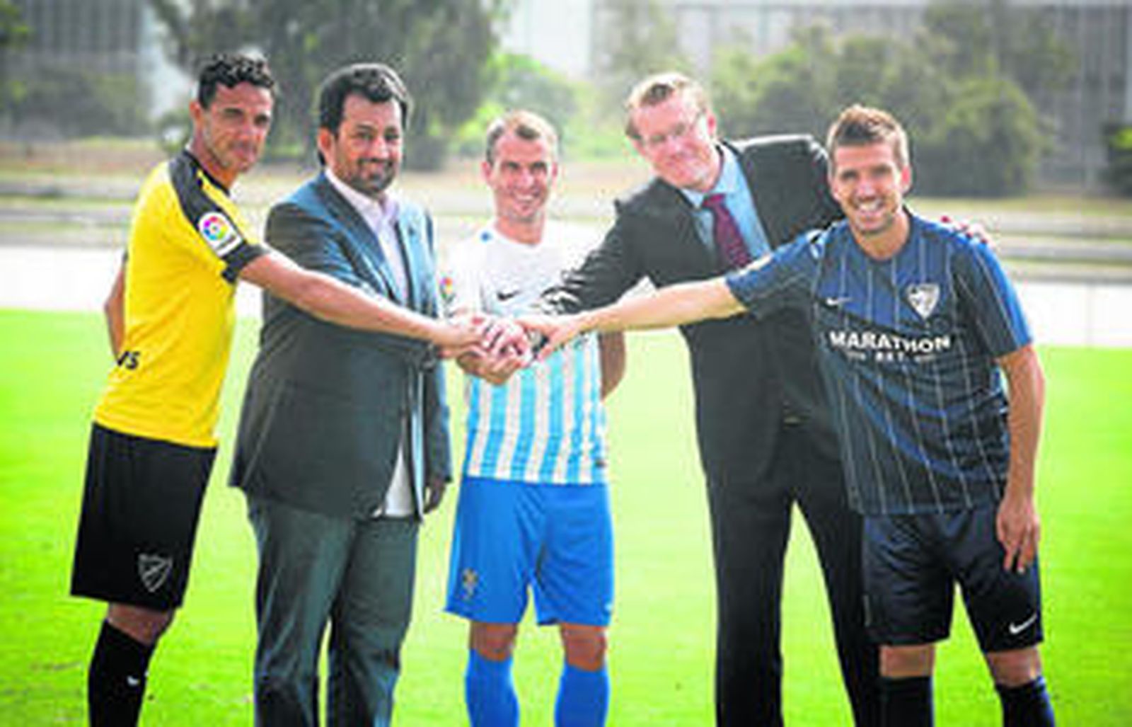 Camacho, con los capitanes y el jeque en la presentación del patrocinador de las camisetas.