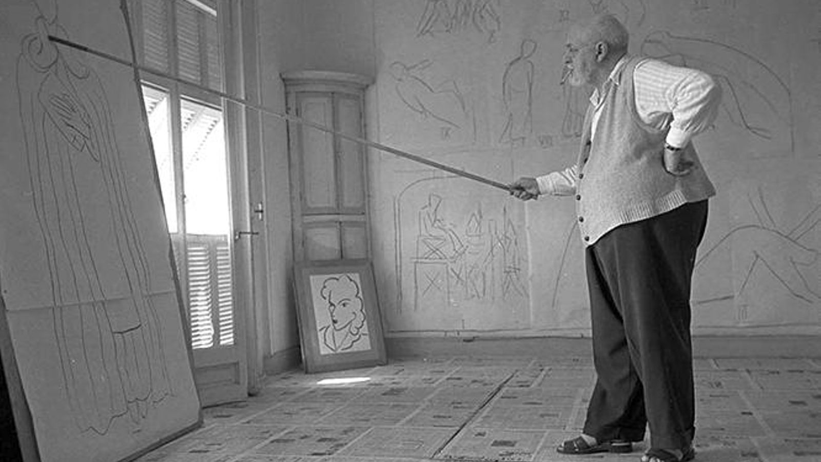 Henri Matisse ante una de sus obras.