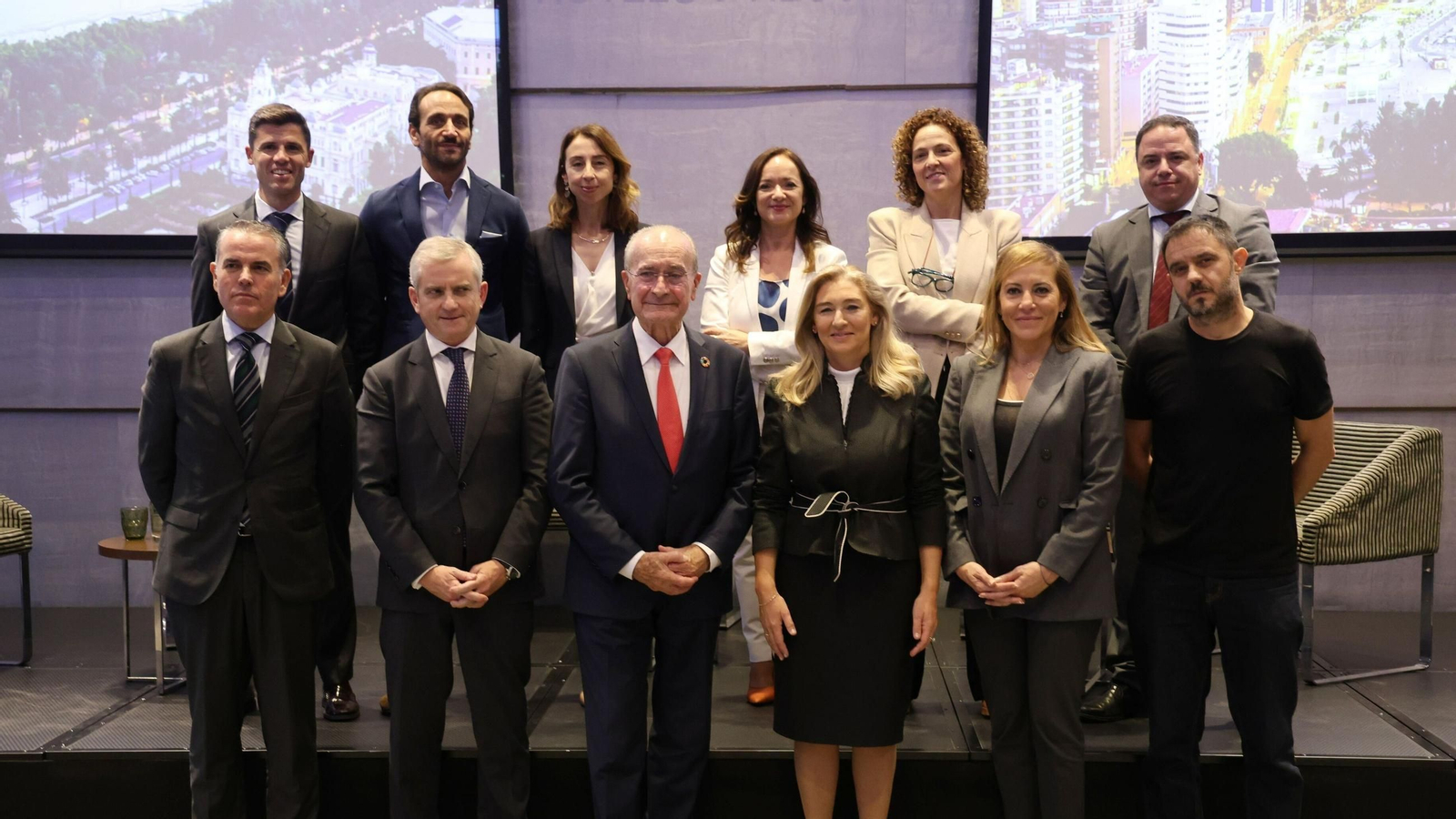 En la fila superior, Javier Calahorra, Information Security Country Head BBVA Spain,  Ignacio Ramos, Corporate Finance Director HBX; María Rosa Esteban Álvarez, directora de Banca de Empresas en Málaga; Magdalena Trillo, asesora de Transformación Digital de Grupo Joly; Mar López, CEO Global Sofistic Cybersecurity; Marco Lozano, responsable de servicios de ciberseguridad para Sectores Estratégicos, Turismo, Ocio y Entretenimiento en INCIBE. En la fila inferior, Fernando Cejudo, Global Banker and Leisure BBVA Executive Director; José García Casteleiro, director de Banca de Empresas e Instituciones BBVAEspaña; Francisco de la Torre, alcalde de Málaga, Asunción Álvarez, directora Regional Sur de BBVA Banca de Empresas e Instituciones; Sara Ramis, Chief Client, Marketing and Sustainability Officer Barceló Group, y Sergo de los Santos director del área de Innovación y Laboratorio en Telefónica Tech.