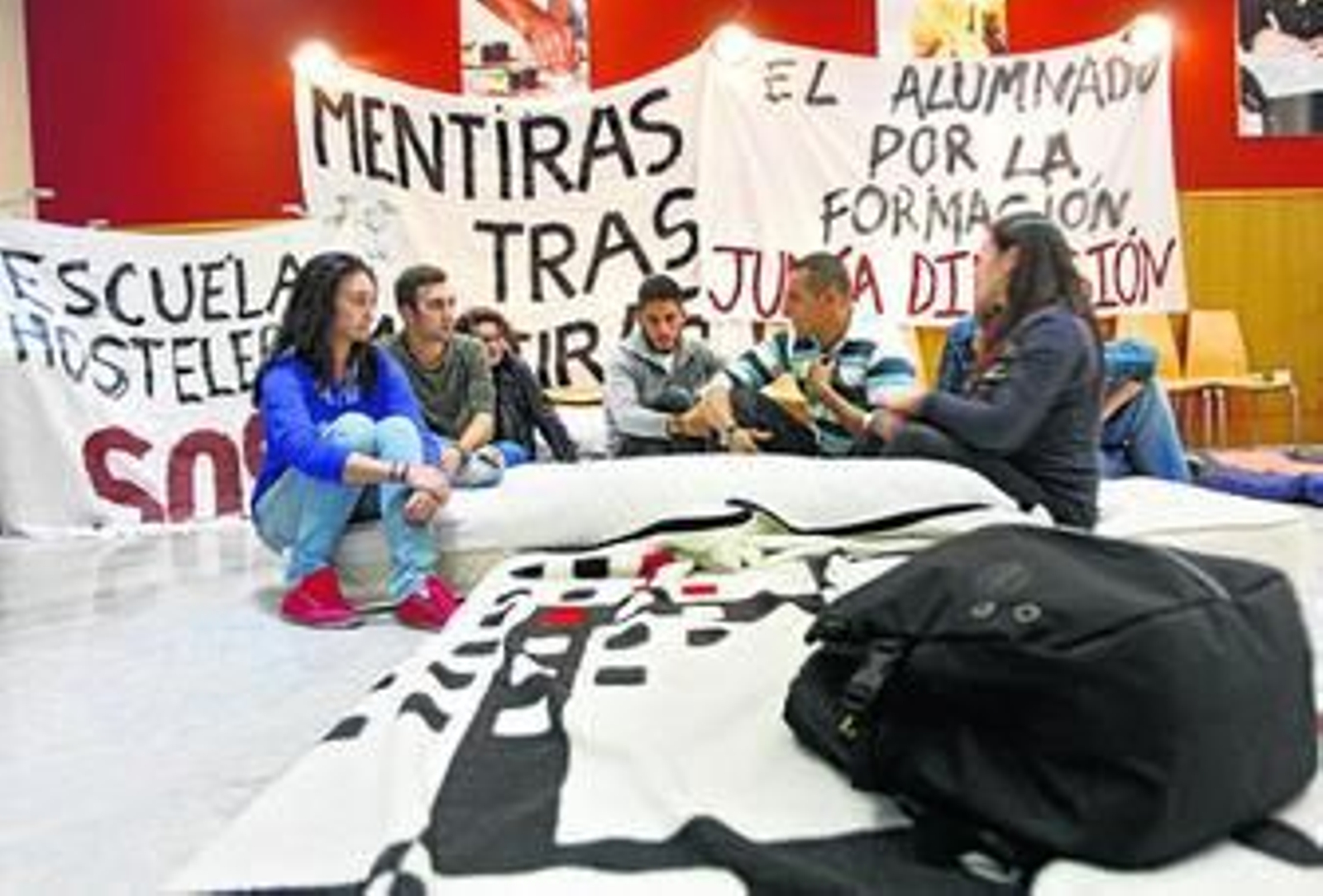 Algunos de los estudiantes y aspirantes de la Escuela de Hostelería que permanecen en huelga en el edificio.