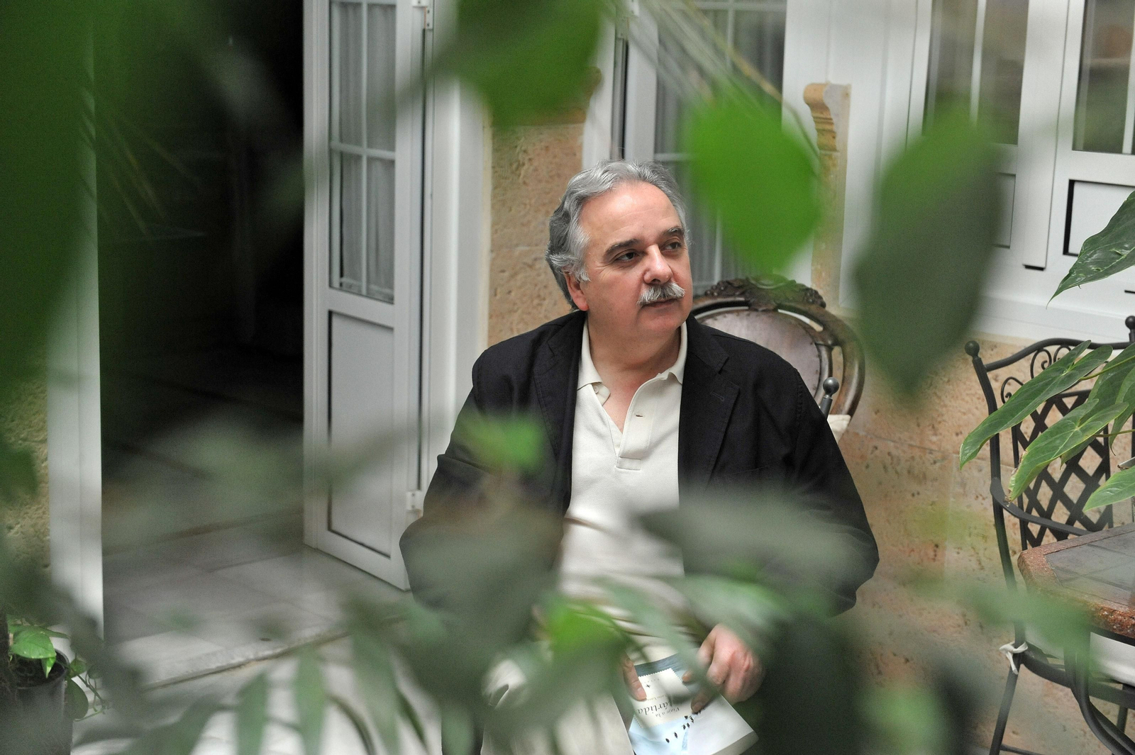 El médico Ismael Yebra en el patio de su casa