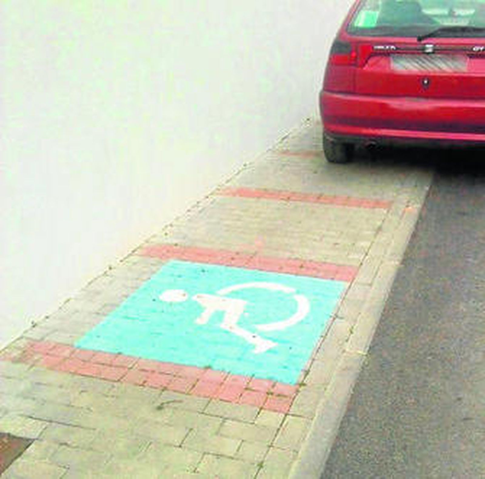 Imagen de una plaza de minusválidos habilitada en la acera.