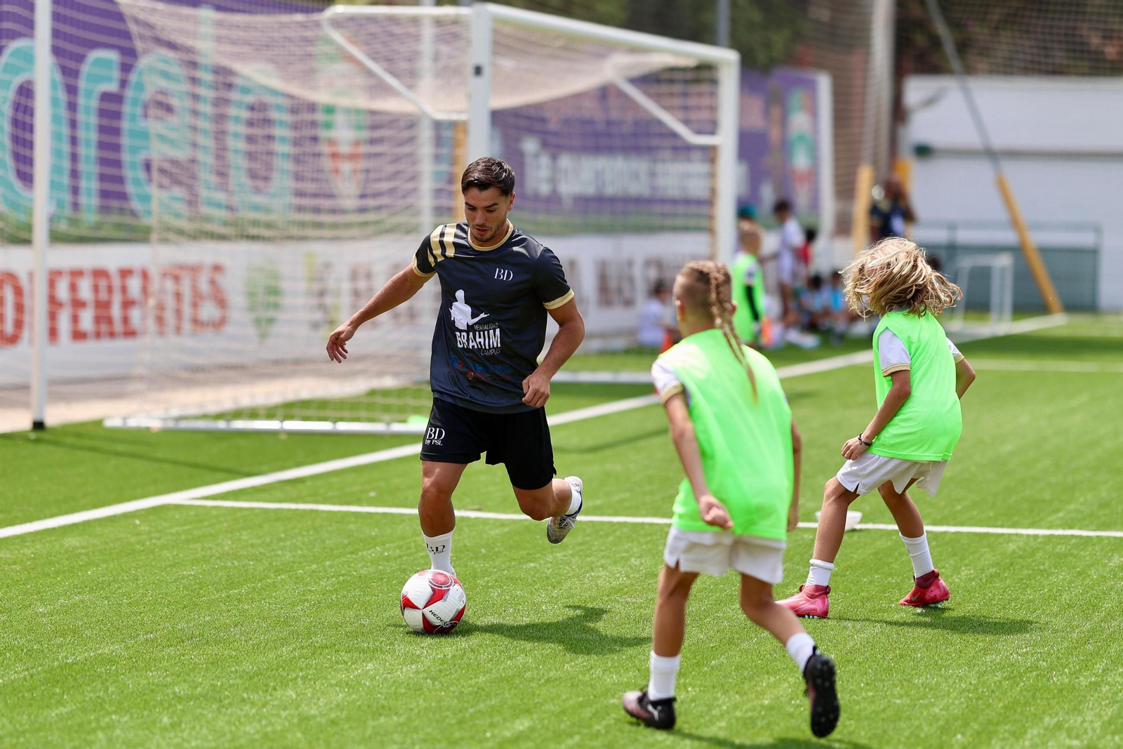 Brahim visita su campus en el Tiron Pichón con Izan Merino