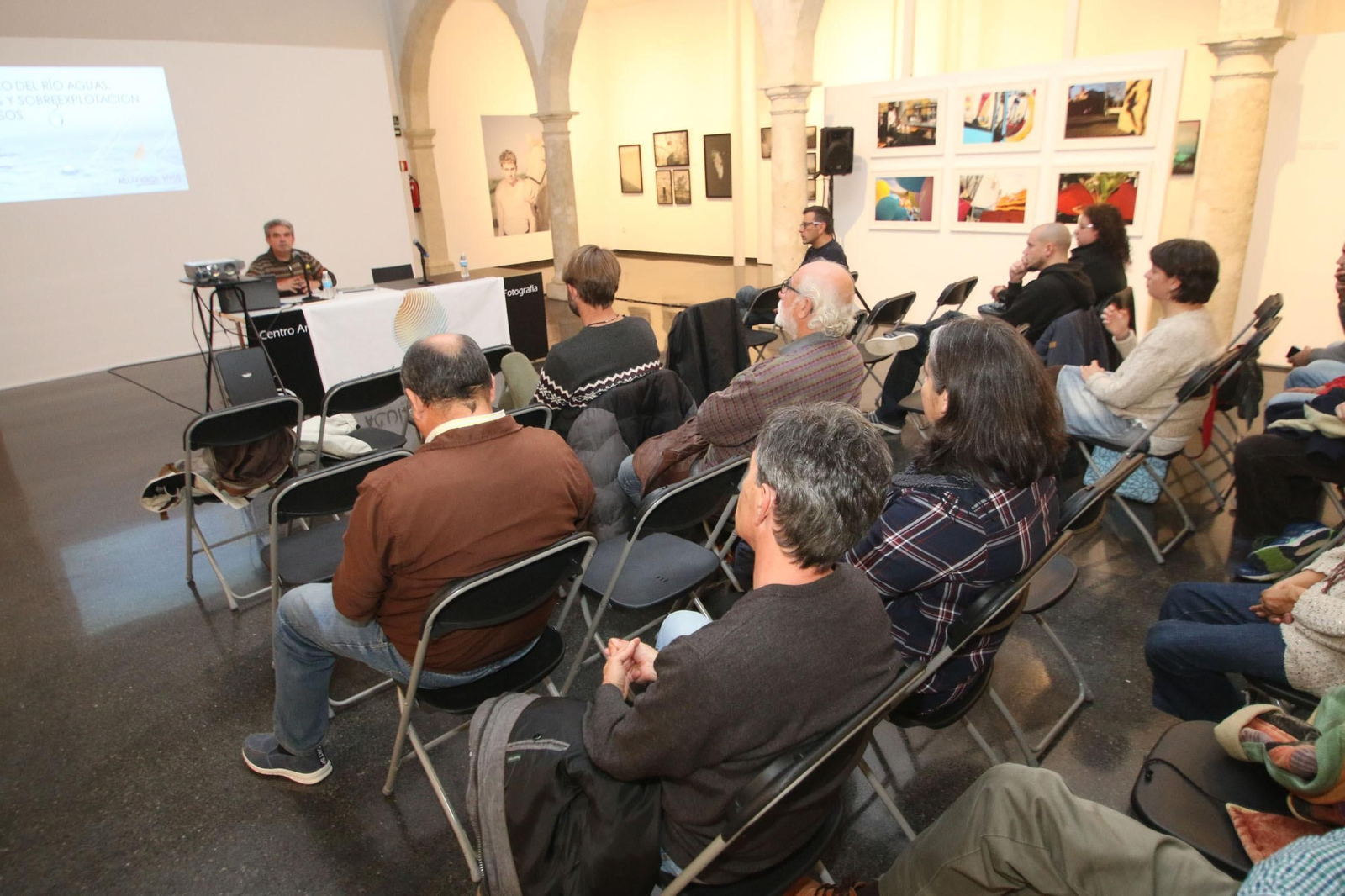 El presidente de Acuíferos Vivos , José María Calaforra, durante su intervención en el Centro Andaluz de la Fotografía. El presidente de Acuíferos Vivos , José María Calaforra, durante su intervención en el Centro Andaluz de la Fotografía.