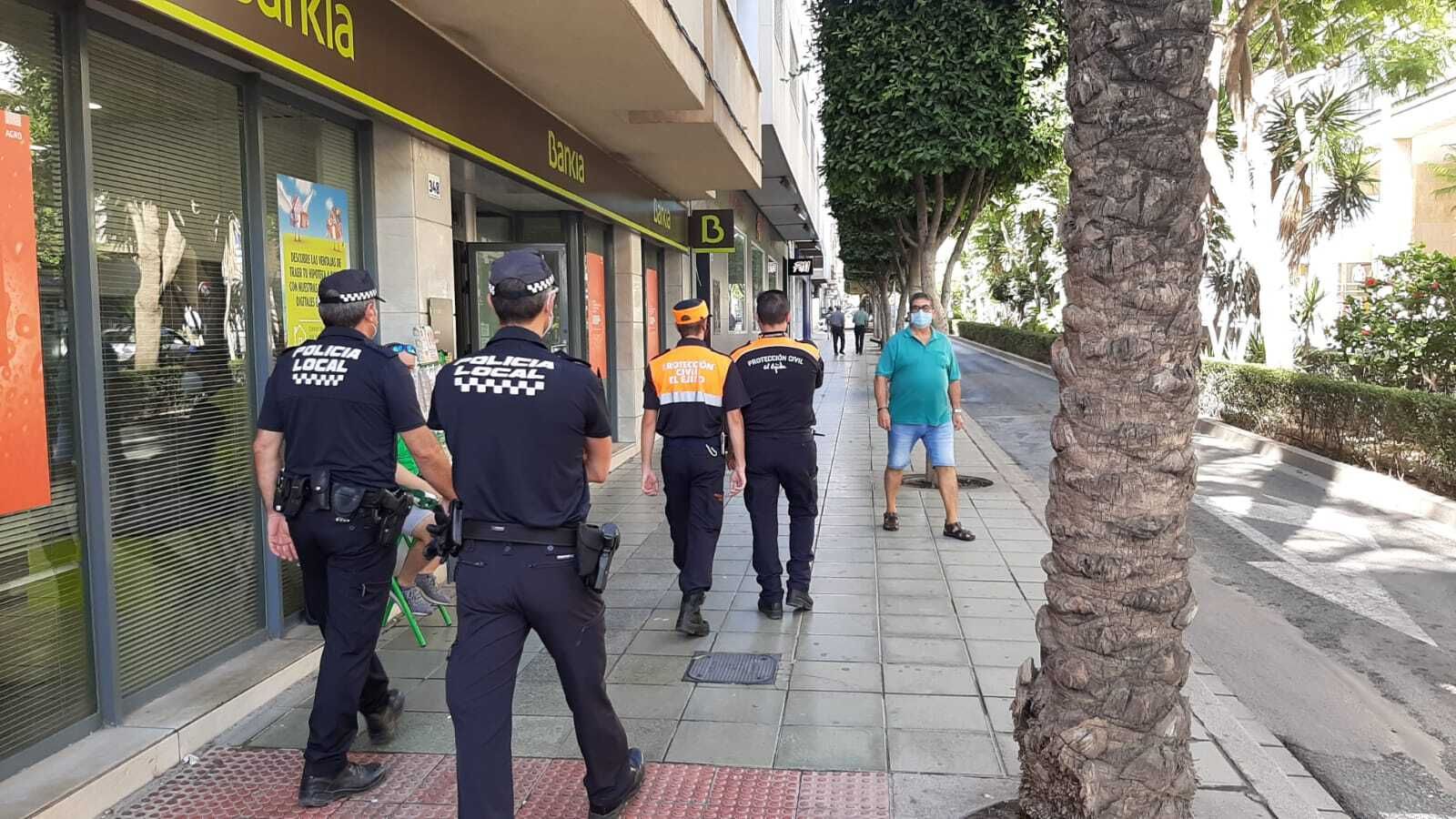 Agentes de la Polcía Local de El Ejido de patrulla por la ciudad.