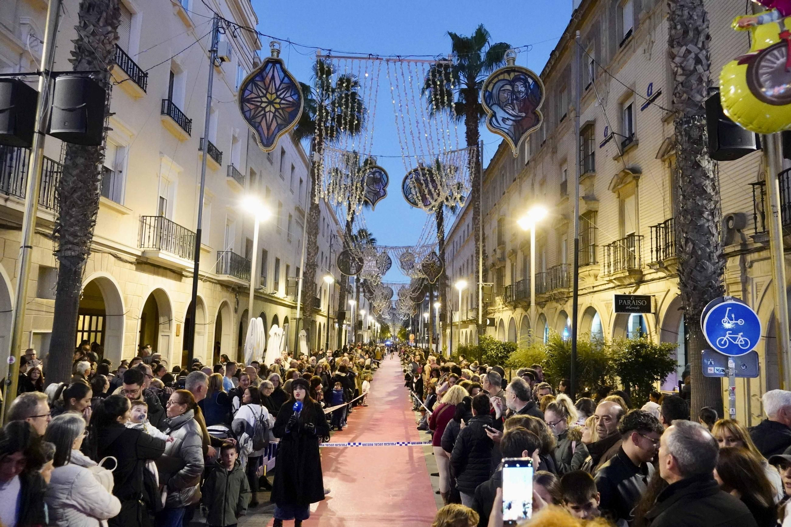 Las mejores imágenes del encendido del alumbrado 2025 en la Plaza de las Monjas