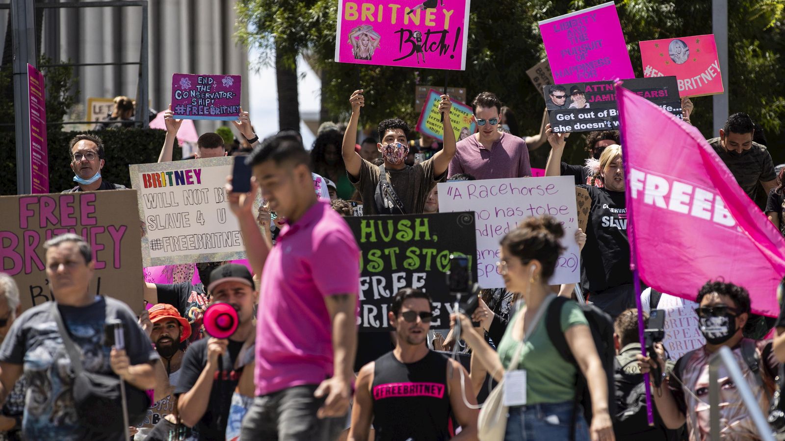 Manifestantes en las puertas de los juzgados exigiendo que acabe la tutela legal de Britney Spears.