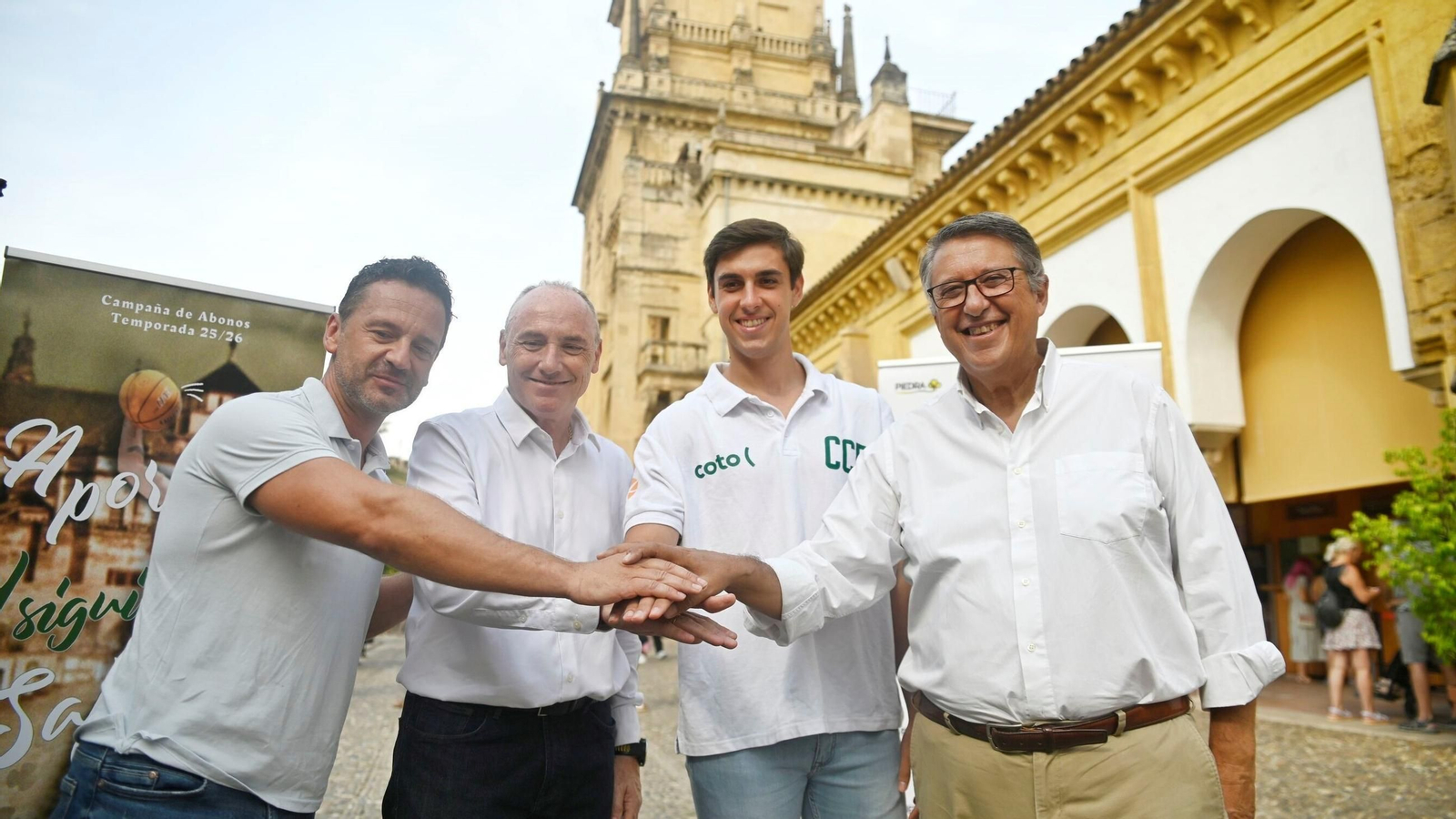 Pablo Sánchez, tercero por la izquierda, posa junto a Alfredo Gálvez, Javier Piedra y Rafael Blanco.