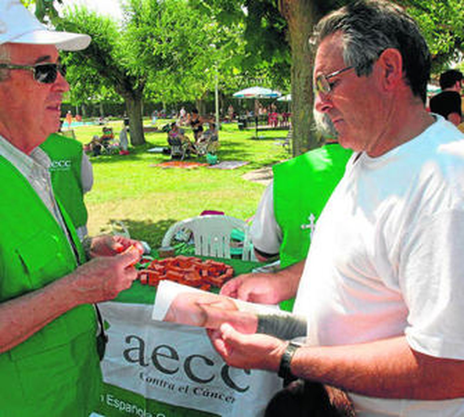 Voluntarios en una campaña de la AECC sobre riesgos del sol y prevención de cáncer de piel.