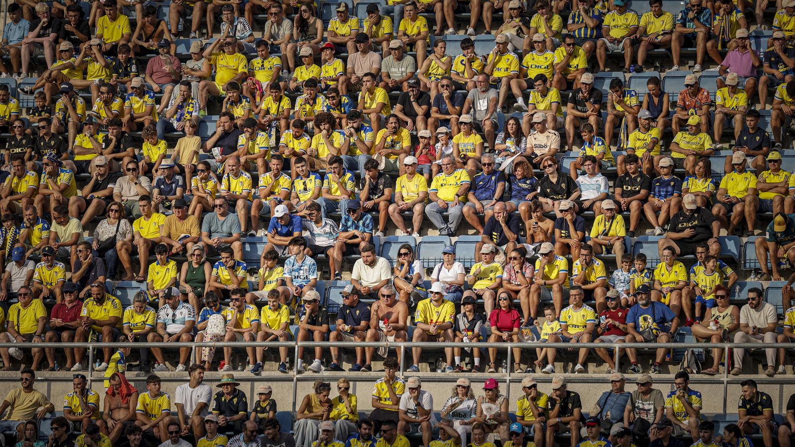 Búscate entre las fotos del partido de fútbol Cádiz CF - CD Tenerife de la Liga Hypermotion