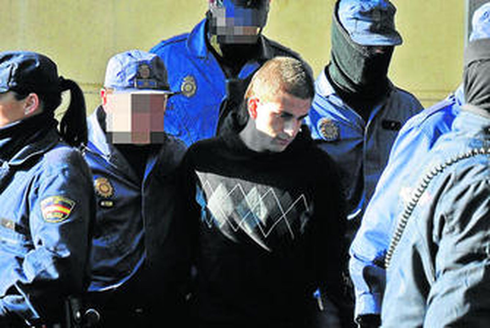 Miguel Carcaño, con un nuevo corte de pelo, custodiado por la Policía en el juzgado.