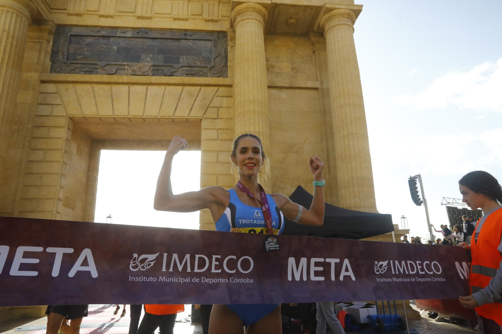 La gloria de cruzar la Puerta del Puente: las fotos de la línea de meta de la Media Maratón de Córdoba 2024