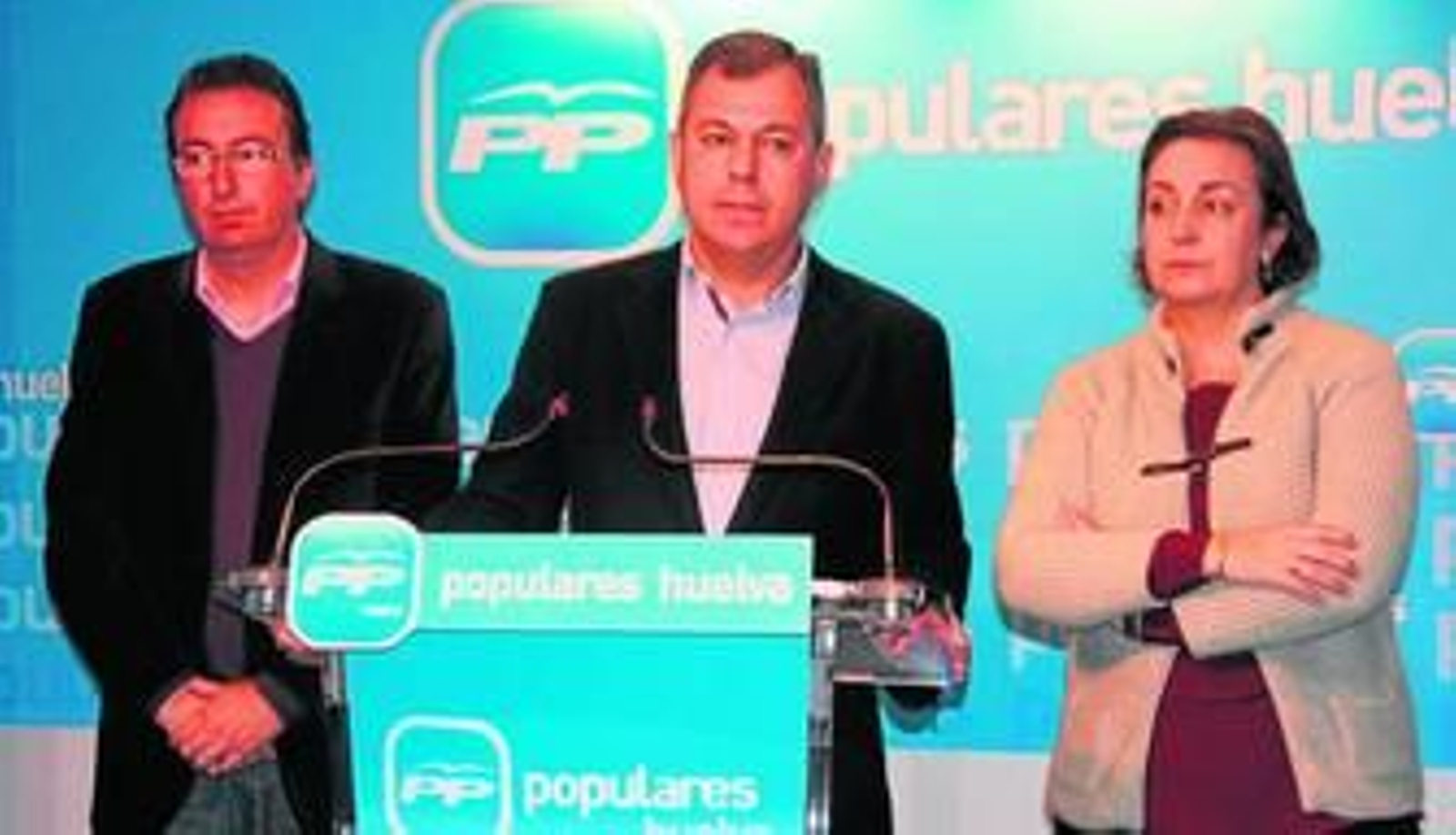 José Luis Sanz ayer en rueda de prensa en Huelva acompañado de los dirigentes del PP Manuel Andrés González y Ana María Corredera.