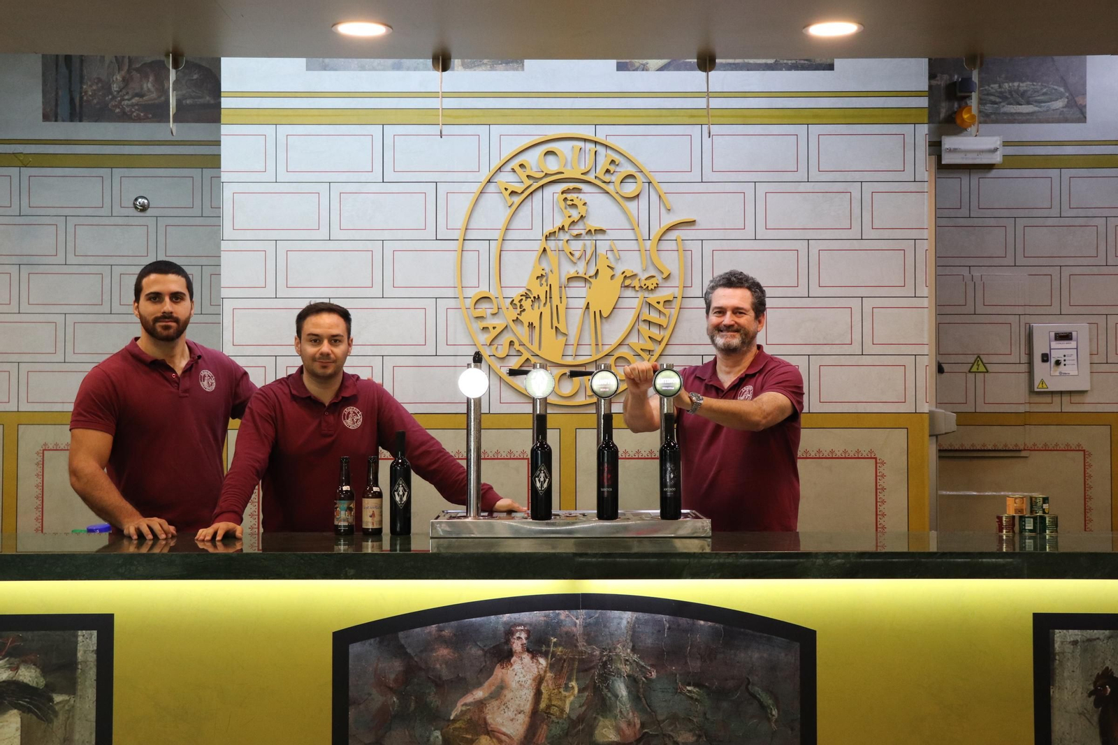 Sergio, Pablo y Manuel León, director de Arqueogastronomía, durante la presentación de Hispalia.