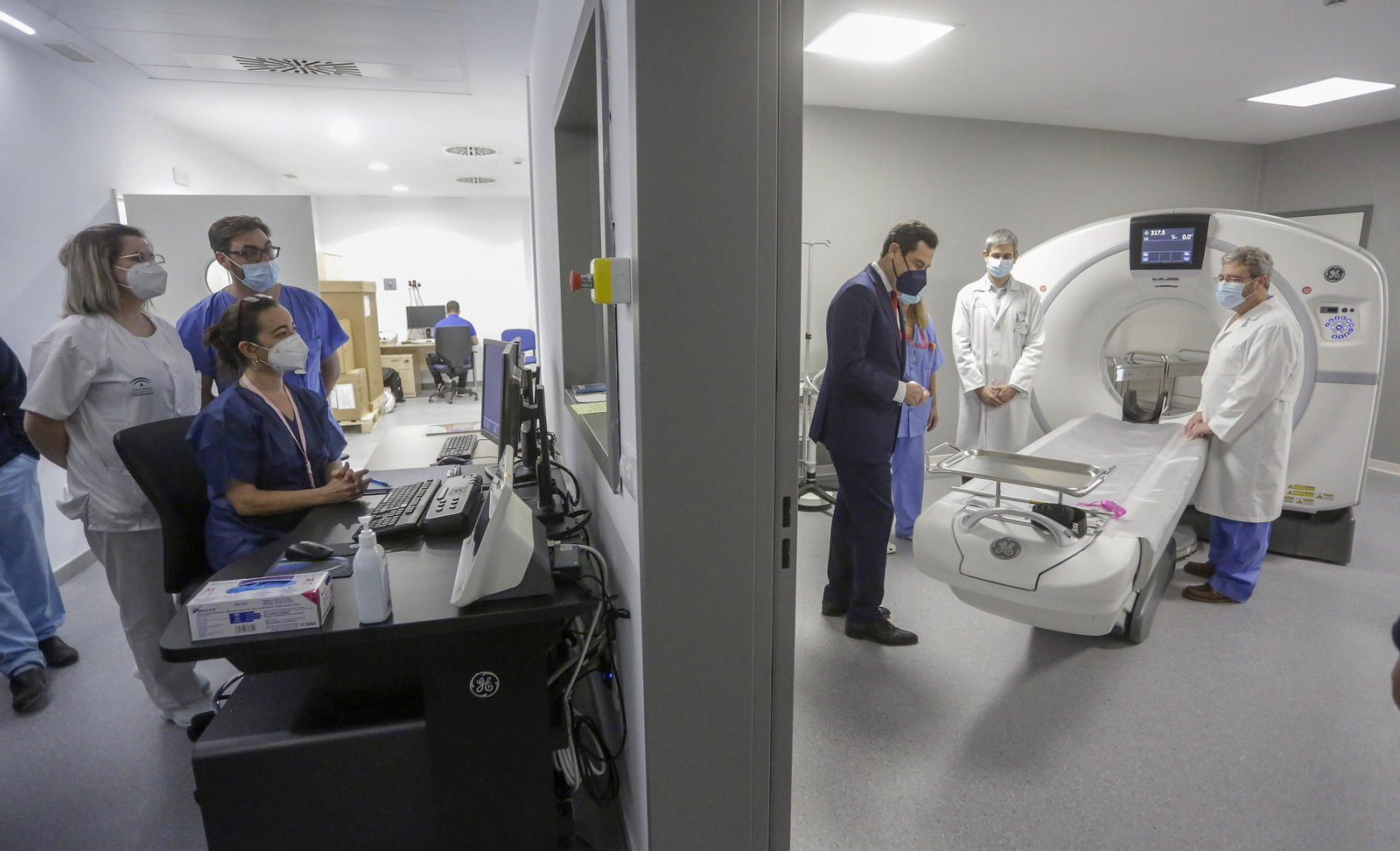 Juanma Moreno durante una visita al Hospital Militar con motivo del primer aniversario de su reapertura.