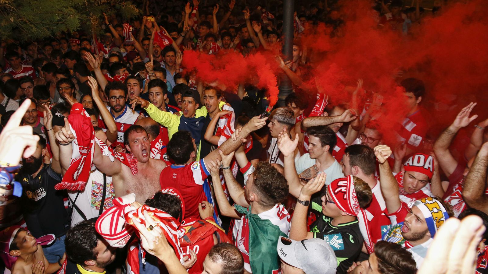 Granada se echó a la calle nada más certificarse el ascenso.