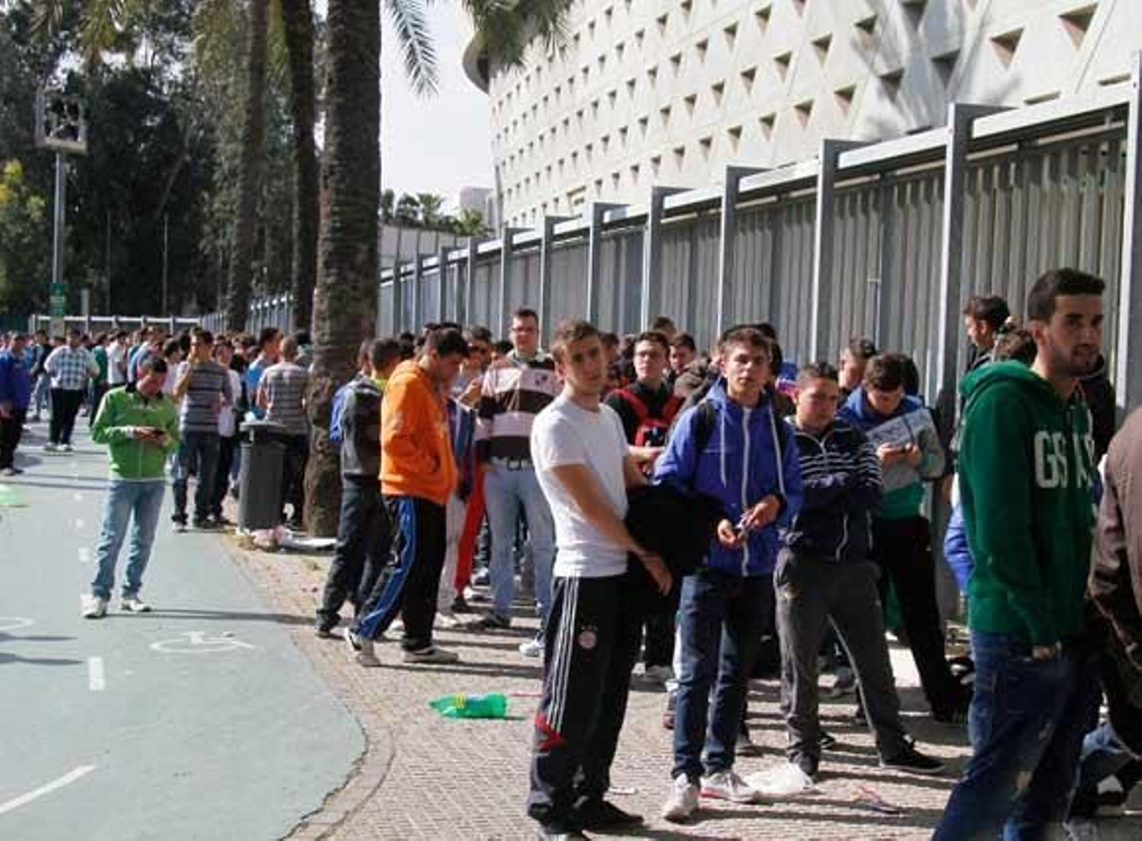 Largas colas en el Villamarín para adquirir las entradas del derbi
