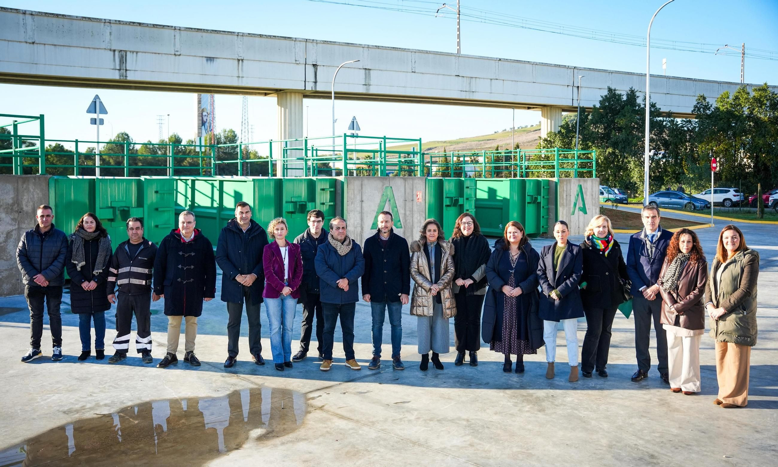 Autoridades en el nuevo punto limpio de Camas