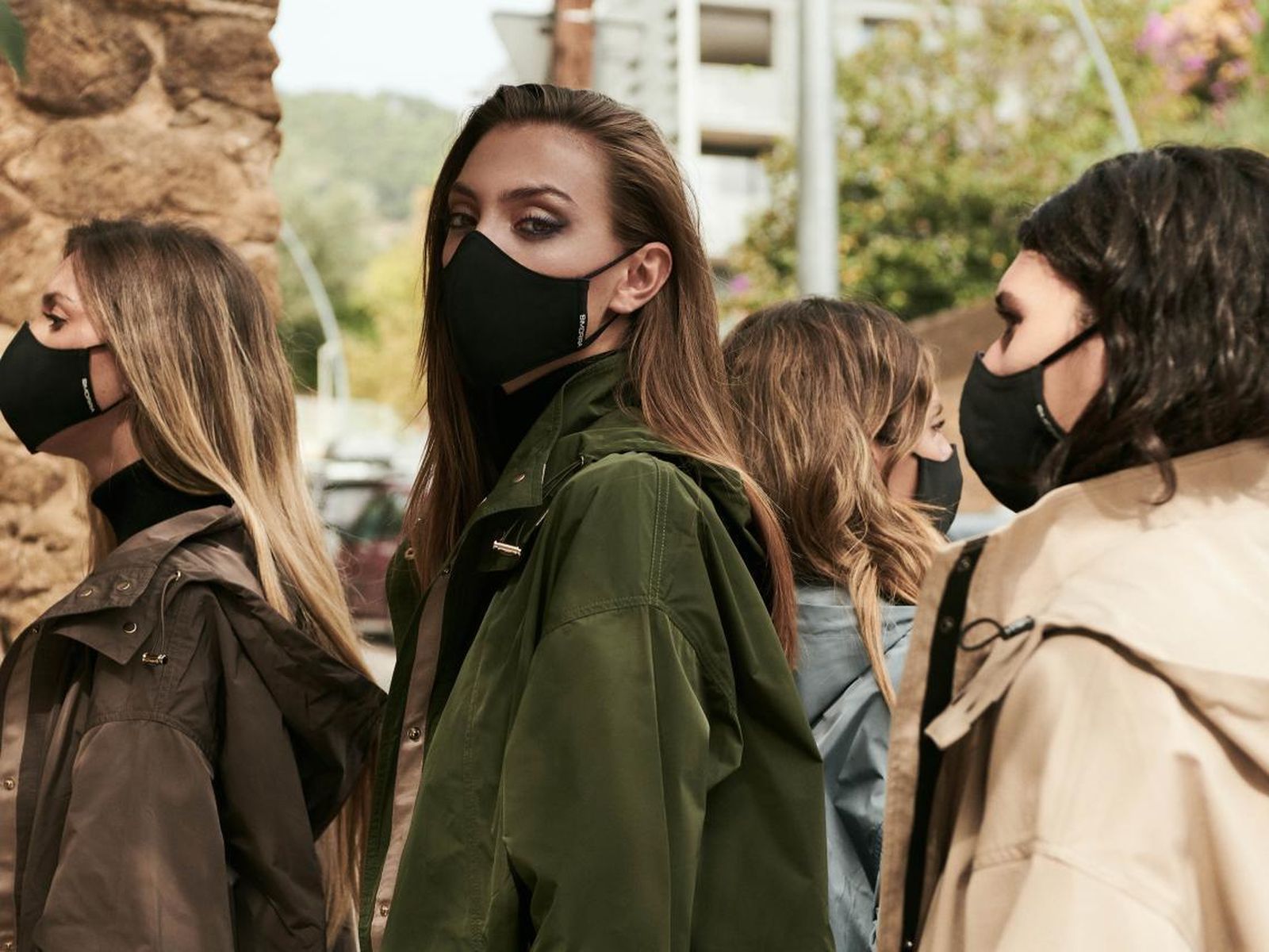 La colección de Javier Simorra que protege contra el coronavirus se compone de gabardinas, 'trenchs' y sudaderas, entre otros.