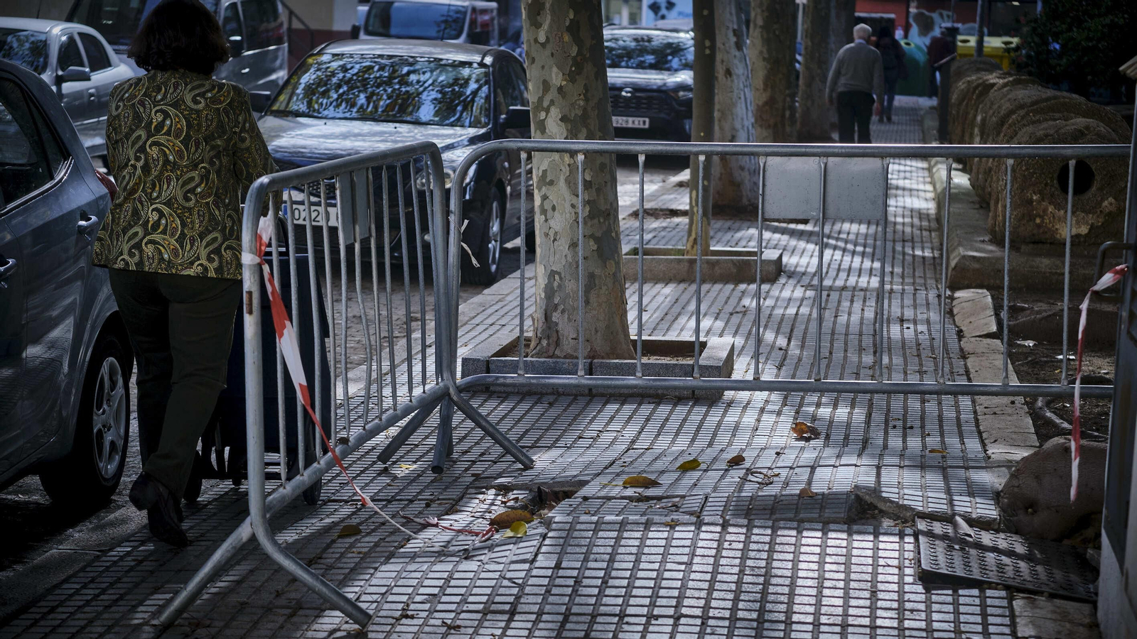 Vallas para aislar losas levantadas en la acera a causa de las raices de un árbol en la plaza Asdrúbal.