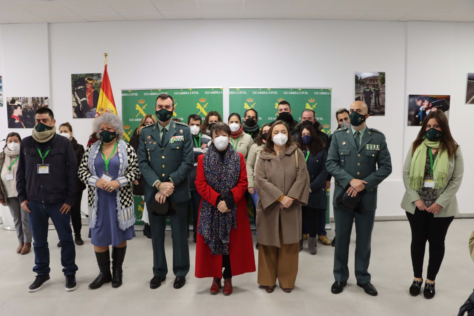 Asistentes a la inauguración del primer taller de empleo de la Guardia Civil.