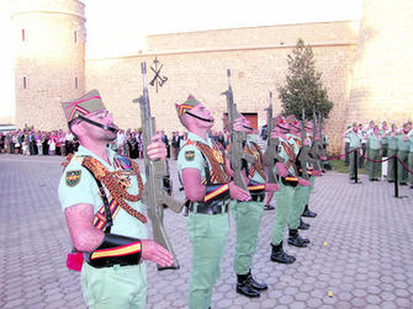 Escuadra de gastadores de La Legión presenta armas a la bandera.