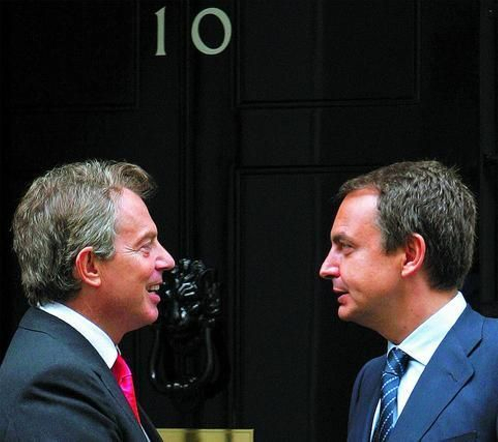 27 de julio de 2005: Zapatero y Tony Blair, primer ministro de Reino Unido, charlan ante la puerta del número 10 de Downing Street, en Londres.

Foto: AFP