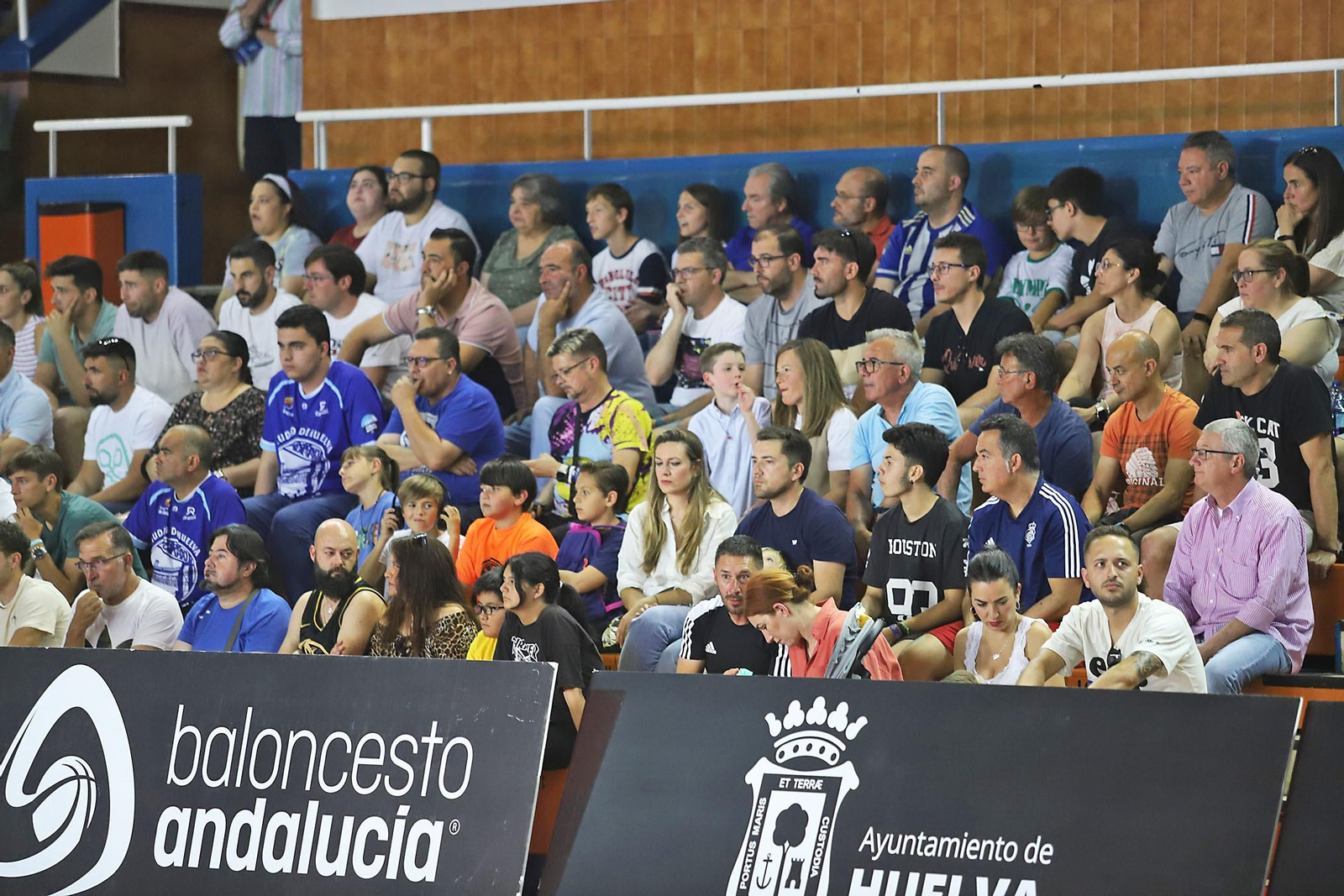 Ambiente en el Andrés Estrada en el encuentro Pajarraco CB Santfeliueng vs Ciudad de Huelva.