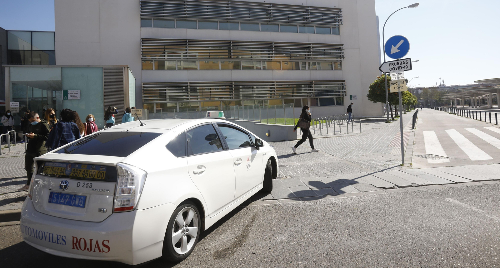 Un taxi entra en el punto de vacunación del Castilla del Pino, en Córdoba capital.