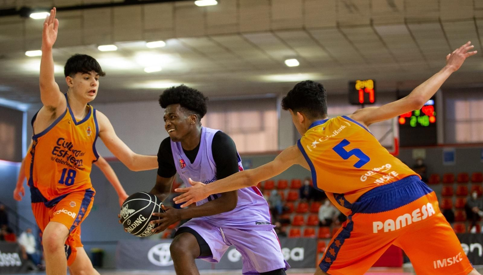 Valencia intenta evitar una internada culé.