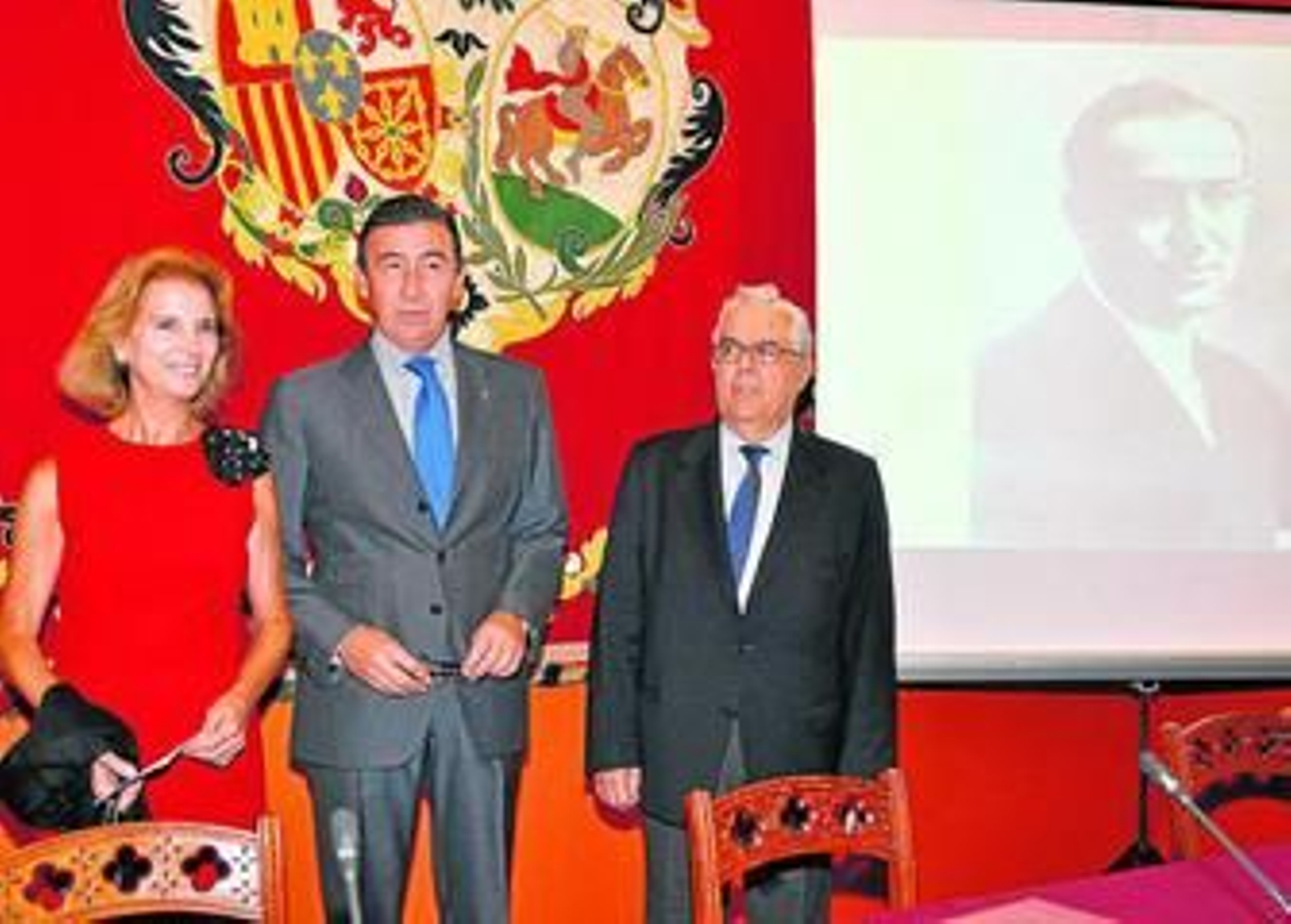Isabel de León Borrero, Santiago de León y Domecq y Emilio Gómez Piñol, con la imagen de Joselito al fondo.